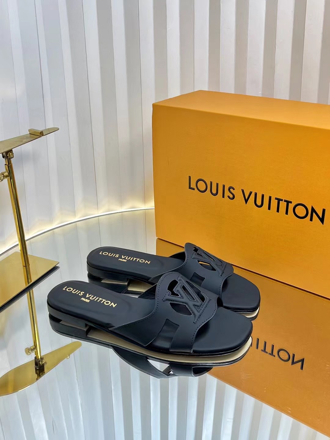 NO:252241,Newly upgraded lizard pattern slippers show more personality. This LV Isola flat sandals are made of soft cowhide leather, which makes the wide upper hollow LV Circle logo, pursuing the classic style that spans time. Multi-layer leather builds a wear-resistant integrated outsole, and the padded insole makes the comfort upgraded again. Upper: imported calfskin Inner: Sheepskin Inner Outsole Italian leather Outsole Heel Heel Heel: Flat/4.5 cm Shoe size: 34-42 (34 40 41 42 Customized), slippers, christian louboutin, louis vuitton, slippers, cowhide, sheepskin, Leather soles19860909出 ss全新升级 蜥蜴纹拖鞋更显个性 本款 LV Isola 平底凉拖采用柔软牛皮革,令宽幅鞋面呈现镂空 LV Circle 标识,追寻跨越时间的经典格调.多层皮革构筑耐磨一体式外底,衬垫内底令舒适感再度升级. 鞋面: 进口小牛皮 内里: 羊皮内里 大底意大利真皮大底 跟高: 平底/4.5公分 鞋码: 34-42（ 34 40 41 42定做）,拖鞋,christian louboutin,louis vuitton,slippers,cowhide,sheepskin,Leather soles,Women's Shoes