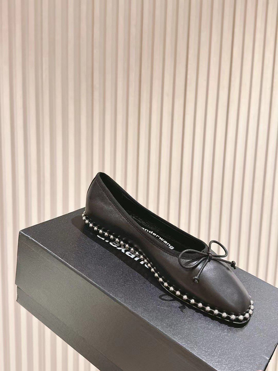 NO:240363,Wire mesh sheepskin A*lexander~ Wang Alexander ·Wang | 5 vs. The latest hot spring and summer sandals series, major internet celebrities are showing!  The latest model is synchronized on the official website, the highest version of the counter market exclusive original single packaging, original single silk hot diamond, you must have a pair of king sandals in spring and summer... Upper: Real mesh rivets Australian diamond original mold opening silver buckle Outsole: Original genuine leather outsole Size: 35-39 (34.40.41 42 customized without return) Packaging: Original full packaging, single shoes, alexander wang, sandals, sheepskin, real silk, Leather soles19860909丝网 羊皮A*lexander~ Wang亚力山大 ·王 | 5 vs春夏季最新爆款凉拖系列,各大网红明星纷纷开秀！ 官网同步最新款,专柜最高版本市场独家原单包装,原单真丝烫钻,春夏季必须拥有一双大王凉鞋…… 鞋面:真网面铆钉澳钻原版开模银扣 大底:原版真皮大底 码数:35-39（34.40.41 42定制不退换） 包装:原版全套包装,单鞋,alexander wang,sandals,sheepskin,real silk,Leather soles,Women's Shoes