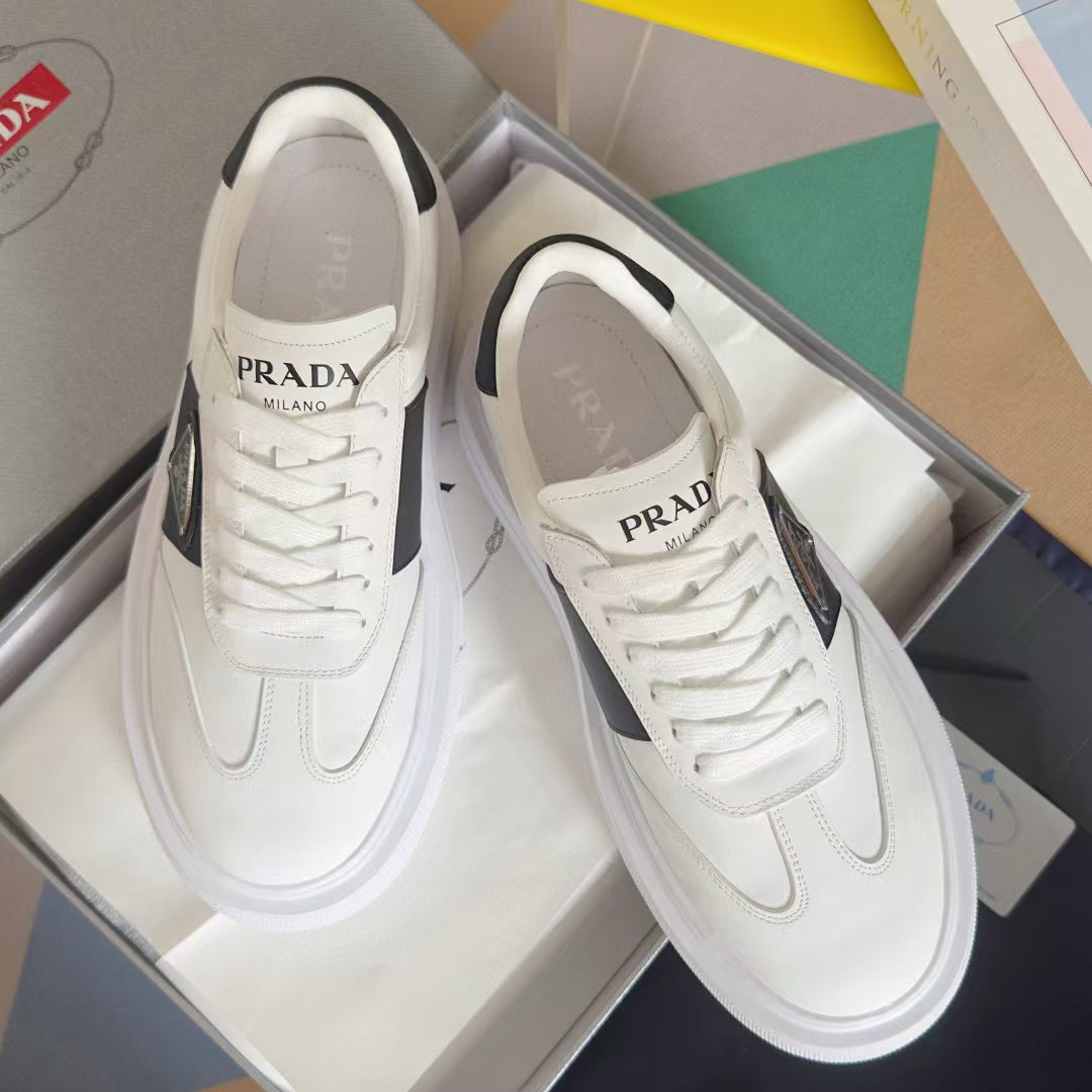 NO:459791,Couple model Prada Latest Couple model Triangle mark Thick sole Casual white shoes Sneakers Original purchase and development Made this sneaker blends simple lines and distinct details into a modern design. The leather upper presents a delicate silhouette, and the Prada contrasting logo embellishes the tongue and side inlays. The delivery counter is exquisitely packaged. Fabric: original custom imported cowhide material Original custom soft sheepskin Sole original open molded anti-slip rubber outsole Sole 4CM Size: women's 35-40 / men's 39-45, casual shoes/sports shoes, prada, prada, sneakers, cowhide, sheepskin19860909出 情侣款 Prada普拉达 最新 情侣款 三角标 厚底 休闲 小白鞋 运动鞋 原版购入开发 做货 这款运动鞋将简约线条与鲜明细节融于摩登设计.皮革鞋面呈现精致廓形,Prada撞色徽标点缀鞋舌与侧面嵌饰 配送专柜精美包装 面料:原版定制进口牛皮材质 内里原版定制柔软羊皮 鞋底原版开模防滑橡胶大底 底厚4CM Size:女款35-40 / 男款39-45,休闲鞋/运动鞋,prada,prada,sneakers,cowhide,sheepskin,Women's Shoes
