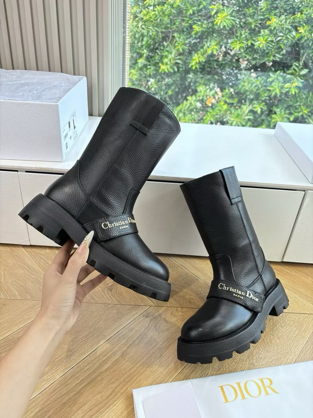 NO:493651,Miss Dior WYSIWYG Dior CD 2025 Autumn and Winter Boots Miss Dior CD2025 Autumn and Winter Latest Color High-Customized Poster D-Major Electric Embroidery Color Block Letter Logo Round toe Mid-Carded Graffiti Women's Boots and Knight Boots Fabric Original Cowhide Inner Sole Open Sole Size 35-41, Boots, Dior, Dior, Boots, cowhide19860909出Miss Dior 所见即所得迪奥 CD 2025秋冬长靴Miss Dior 迪奥 CD2025秋冬最新色高定海报款D-Major电绣拼色字母logo 圆头中筒涂鸦女靴脚骑士靴 面料原版牛皮 内里原版内里 鞋底开模鞋底 尺码35-41,靴子,dior,dior,boots,cowhide,Women's Shoes