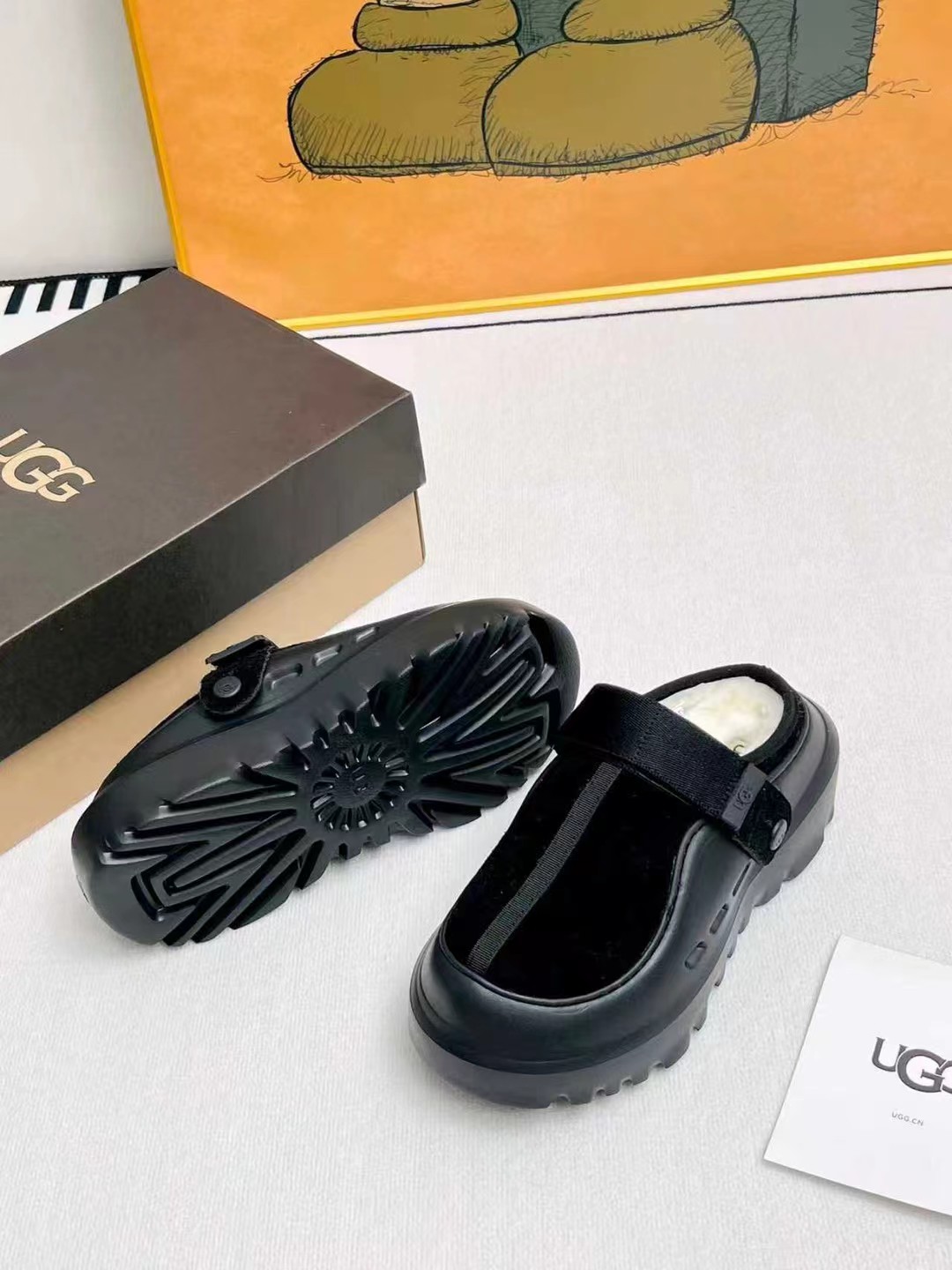 NO:561185,(Same style for men and women) UGG 2025 new product Little Potato, half drag and one kick to unlock the relaxed feeling, lightweight and thin sole, always light and fashionable, casually walking out of a new style, it feels very UGG, classic suede leather with soft wool lining insole, rubber foam outsole, hot stamped logo logo, color bright green, bright yellow, maroon, black, code number 35 to 45 (official website synchronization), half drag fur shoes19860909（男女同款） UGG 2025新品小土豆,半拖一脚蹬解锁松弛脚感,轻便薄底时刻轻盈时髦,随性走出全新风格,这感觉很UGG,经典翻毛皮搭配柔软羊毛内里鞋垫,胶胶发泡大底,热压logo徽标 颜色亮绿色,亮黄,栗色,黑色 码数35一45（官网同步),半拖毛毛鞋,Women's Shoes