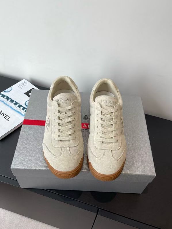 NO:613851,Out of Prada Couple model 25ss autumn and summer new style moral training shoes casual shoes Seiko manufacturing Even stitching Leather texture can be seen at a glance Multi-color splicing Fashionable and elegant Soft, comfortable and breathable Decorated with PRADA letter logo on the outside Matching fabric lining Silver logo cowhide foot pads Matched with P family's exclusive rubber outsole Finely crafted details Versatile for travel The upper is made of original imported cowhide/mercerized cow suede The lining is made of sheepskin  Original customized rubber outsole, size 35-45 (customized for women 40 and men 45) 65543, casual shoes/sports shoes, prada, prada, sneakers, cowhide, sheepskin19860909出 Prada 普拉达 情侣款 25ss秋夏新款 德训鞋 休闲鞋 精工制造 缝线均匀 皮质质感一览无余 多色拼接 时尚大方 柔软舒适透气 外侧饰有PRADA字母徽标 搭配织物内里 烫银logo牛皮脚垫 搭配P家专属橡胶大底 细节精工细作 出行百搭佳品 鞋面采用原版进口牛皮/丝光牛反绒 内里垫脚羊皮 原版定制橡胶大底 码数35-45（女40 男45定做）65543,休闲鞋/运动鞋,prada,prada,sneakers,cowhide,sheepskin,Women's Shoes