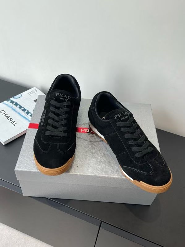 NO:613665,Out of Prada Couple model 25ss autumn and summer new style moral training shoes casual shoes Seiko manufacturing Even stitching Leather texture can be seen at a glance Multi-color splicing Fashionable and elegant Soft, comfortable and breathable Decorated with PRADA letter logo on the outside Matching fabric lining Silver logo cowhide foot pads Matched with P family's exclusive rubber outsole Finely crafted details Versatile for travel The upper is made of original imported cowhide/mercerized cow suede The lining is made of sheepskin  Original customized rubber outsole, size 35-45 (customized for women 40 and men 45) 65543, casual shoes/sports shoes, prada, prada, sneakers, cowhide, sheepskin19860909出 Prada 普拉达 情侣款 25ss秋夏新款 德训鞋 休闲鞋 精工制造 缝线均匀 皮质质感一览无余 多色拼接 时尚大方 柔软舒适透气 外侧饰有PRADA字母徽标 搭配织物内里 烫银logo牛皮脚垫 搭配P家专属橡胶大底 细节精工细作 出行百搭佳品 鞋面采用原版进口牛皮/丝光牛反绒 内里垫脚羊皮 原版定制橡胶大底 码数35-45（女40 男45定做）65543,休闲鞋/运动鞋,prada,prada,sneakers,cowhide,sheepskin,Women's Shoes