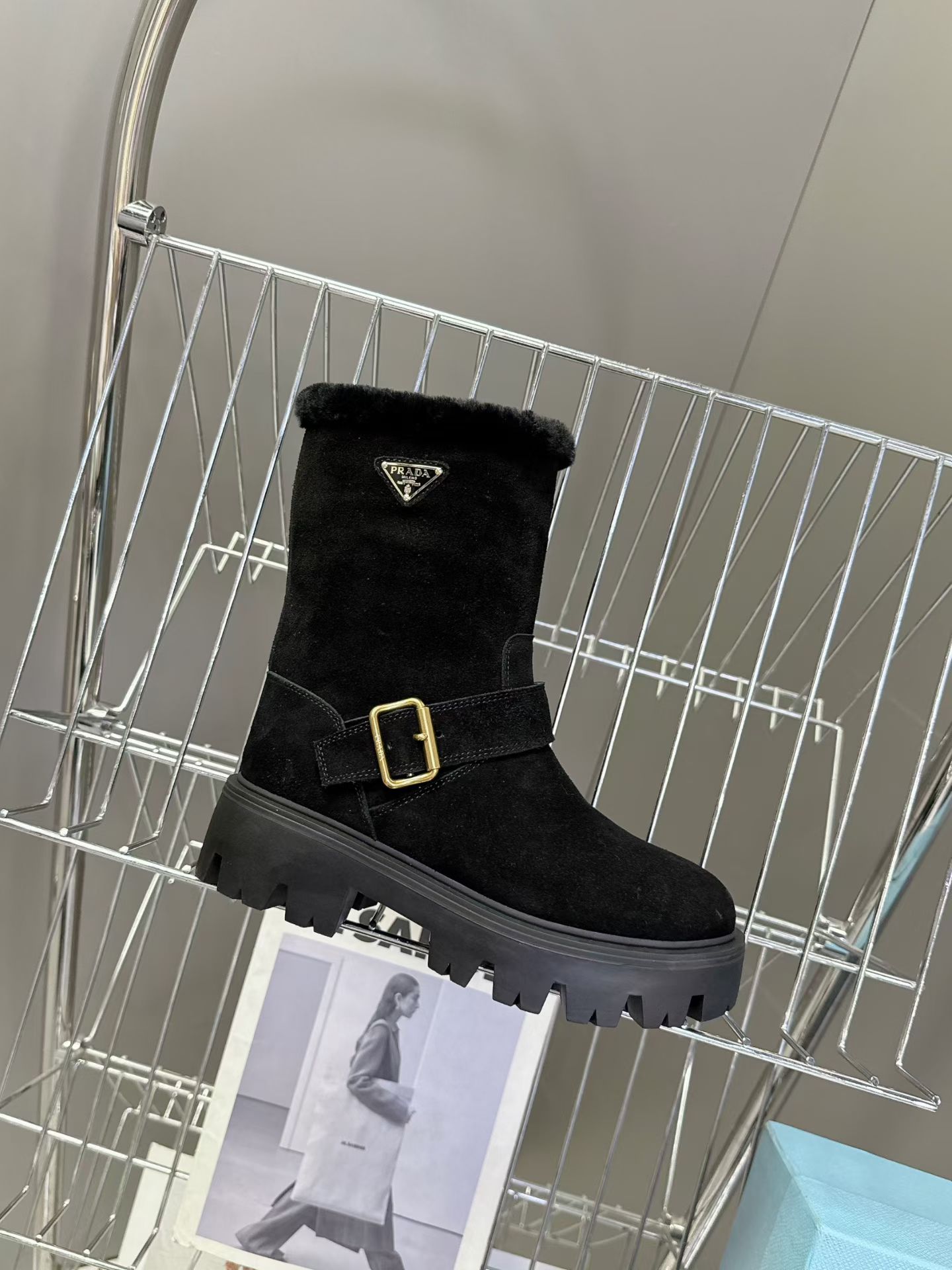 NO:616064,PRADA's latest autumn and winter triangular logo slip-on fur boots. There are many celebrity Internet celebrities. A series that cannot be bought in winter. It is definitely this year's big hit. It is very good-looking. Simple upper design. Triangular logo embellishment with high brand recognition. Full of details. The upper foot is big and slim, and the legs are slim. The outsole height is 5CM. Instantly heighten the height. A proper height-increasing artifact. The whole series uses a variety of imported materials, polished and waxed calfskin, and high mercerized cow suede.  Real wool lining, super warm, original combination rubber foam outsole, light and comfortable, Size 35-41 (40 41 customized, non-returnable) 3044, snow boots, prada, prada, boots, cowhide19860909出 PRADA 普拉达秋冬最新款三角标一脚蹬毛毛靴 超多明星网红种草 冬天买不到的系列,绝对是今年的大爆款贼好看 简约的鞋面设计 极具品牌辨识度的三角标点缀 细节拉满 上脚大气显腿瘦气质这块刚好拿捏 大底高度5CM 瞬间拉高身高 妥妥的增高神器 全系列采用多种进口材料擦色打腊小牛皮,牛反绒高丝光 内里真羊毛 超级暖和 原版组合橡胶发泡大底轻便舒适 Size35-41（40 41 订做不退换） 3044,雪地靴,prada,prada,boots,cowhide,Women's Shoes