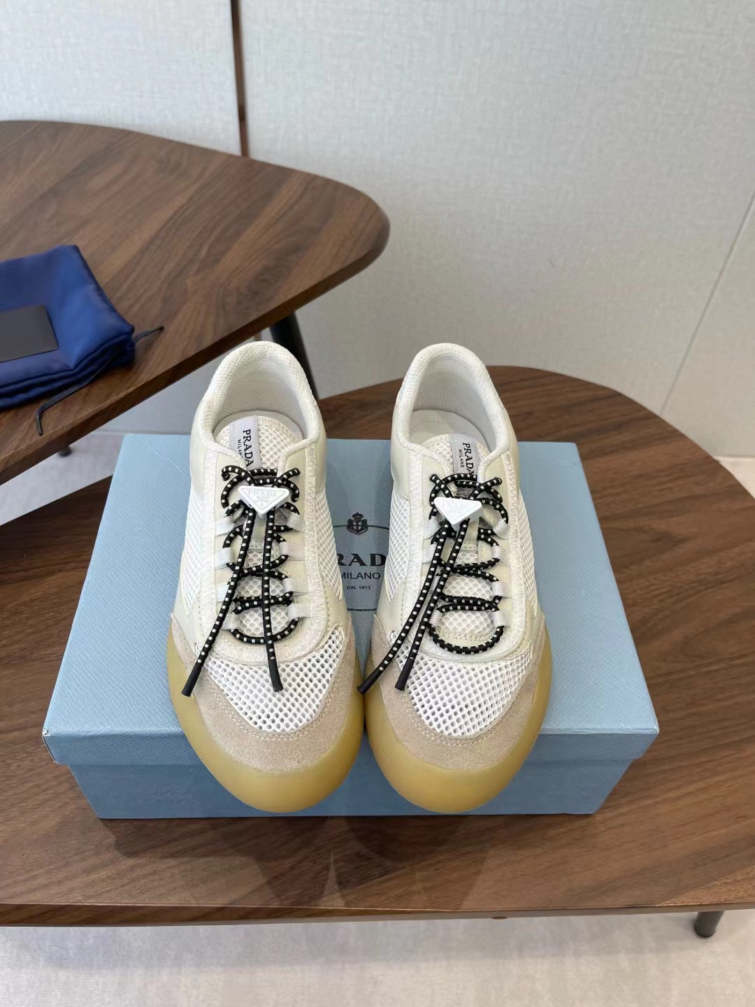 NO:784010,Men's 10 PRADA moral training shoes have been worn by Li Xian and many other Internet celebrities. This Prada shoe is very popular. It can be worn for both leisure and work. It has a retro style design, mesh + leather stitching, breathable and durable!  The metal eyelets of the laces are super detailed, and the flat rubber soles are light and comfortable, suitable for daily commuting and leisure. The overall style is simple and low-key, versatile and not picky. The shoe box is classic Prada. The fabric is calfskin + breathable mesh. The lining is breathable mesh. The outsole is wear-resistant rubber sole, size 35-45 (men's 45. Customized, non-refundable and non-exchangeable), casual shoes/sports shoes, prada, prada, sneakers, cowhide19860909出 男10PRADA德训鞋 李现等众多网红上脚,Prada 这款鞋非常爆,穿上休闲工作两不失误百搭,复古风设计,网布+皮革拼接,透气又耐穿！鞋带金属孔眼超有细节感,平底橡胶鞋底轻便舒适,日常通勤、休闲都OK.整体简约低调,百搭不挑人,鞋盒是经典普拉达 面料小牛皮+透气网纱 内里透气纱网 大底耐磨胶底, 码数35-45（男45.订做不退不换）,休闲鞋/运动鞋,prada,prada,sneakers,cowhide,Women's Shoes