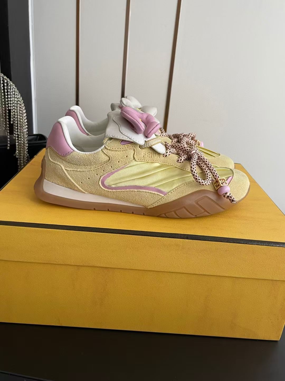 NO:784006,Fendi Fendi 26ss fashion week show new style casual sports shoes FD match upgraded new style This latest FENDI sports shoe is so trendy and comfortable. The latest FENDI Wave Pulse lace-up low-top sports shoes. High-tech fabrics. Ink-splashing design is like stepping on an art canvas under the feet. Retro and high-end elastic shoelace design is super considerate.  Imported sheepskin lining, original split hardware logo, outsole, original molded combination outsole, size 35-39 (customized for 40), casual shoes/sports shoes, fendi, fendi, sneakers, cowhide, sheepskin19860909出 Fendi 芬迪 26ss时装周走秀新款 休闲运动鞋 FD match 升级新款  这款FENDI最新运动鞋潮得太舒服了 最新FENDI Wave Pulse系带低帮运动鞋 高科技面料 泼墨设计 像把艺术画布踩脚下 复古又高级弹力鞋带设计超贴心 上脚包裹感绝 橡胶跑鞋鞋底 暴走一天都不累 鞋面进口磨砂牛皮/科技面料/头层牛皮 内里进口绵羊皮 五金原版分体五金logo 大底原版开模组合大底 码数35-39（40定做）,休闲鞋/运动鞋,fendi,fendi,sneakers,cowhide,sheepskin,Women's Shoes