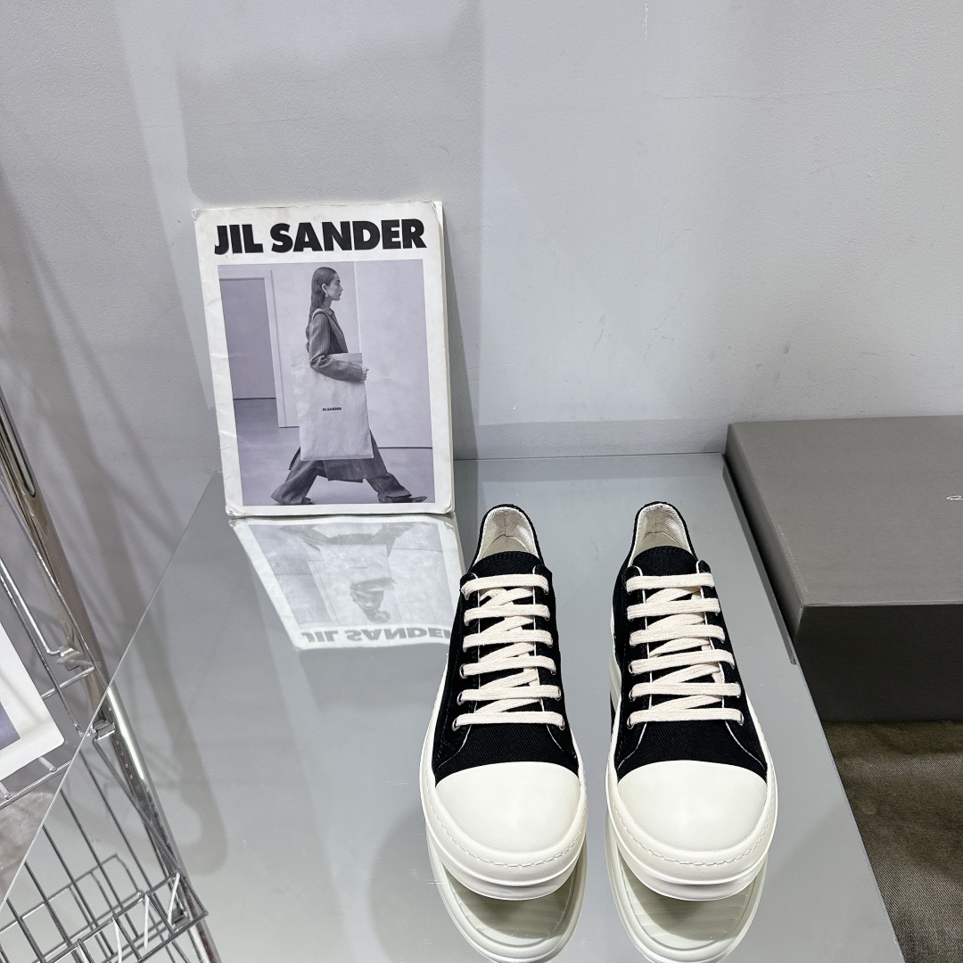 NO:243724,Men's 10 RO Owens Rickowens Main line Watermelon head style Button denim material, and needlework spacing are ultimately restored!  The texture is delicate and invincible, and the touch of luxury goods!  Denim inner lining bag TPU milky sole, Owens' classic style, elegant and timeless, new shoe king in the second half of the year, diverse outfits and trendy styles. Size 35-45, casual shoes/sports shoes, sneakers19860909男10 RO欧文斯Rickowens 主线 西瓜头款式 纽扣牛仔布材质,和针车间距都是极致还原！ 质感细腻无敌,奢侈品的触感！ 牛仔布内里包大底TPU奶香大底 欧文斯家经典版型 优雅永不过时 下半年新进鞋王,多样性穿搭潮流爆款. 尺码35-45,休闲鞋/运动鞋,sneakers,Women's Shoes