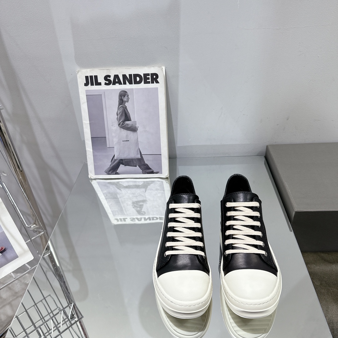 NO:243729,Men's 10 RO Owens Rickowens Main line Watermelon head style Water dyed cowhide material, and the spacing between needles are ultimately restored!  The texture is delicate and invincible, and the touch of luxury goods!  Cowhide inner lining, outsole, TPU milky sole, Owens' classic style, elegant and timeless, new shoe king in the second half of the year, diverse outfits and trendy styles. Size 35-45, casual shoes/sports shoes, sneakers, cowhide19860909男10 RO欧文斯Rickowens 主线 西瓜头款式 水染牛皮材质,和针车间距都是极致还原！ 质感细腻无敌,奢侈品的触感！ 牛皮内里内里 大底TPU奶香大底 欧文斯家经典版型 优雅永不过时 下半年新进鞋王,多样性穿搭潮流爆款. 尺码35-45,休闲鞋/运动鞋,sneakers,cowhide,Women's Shoes