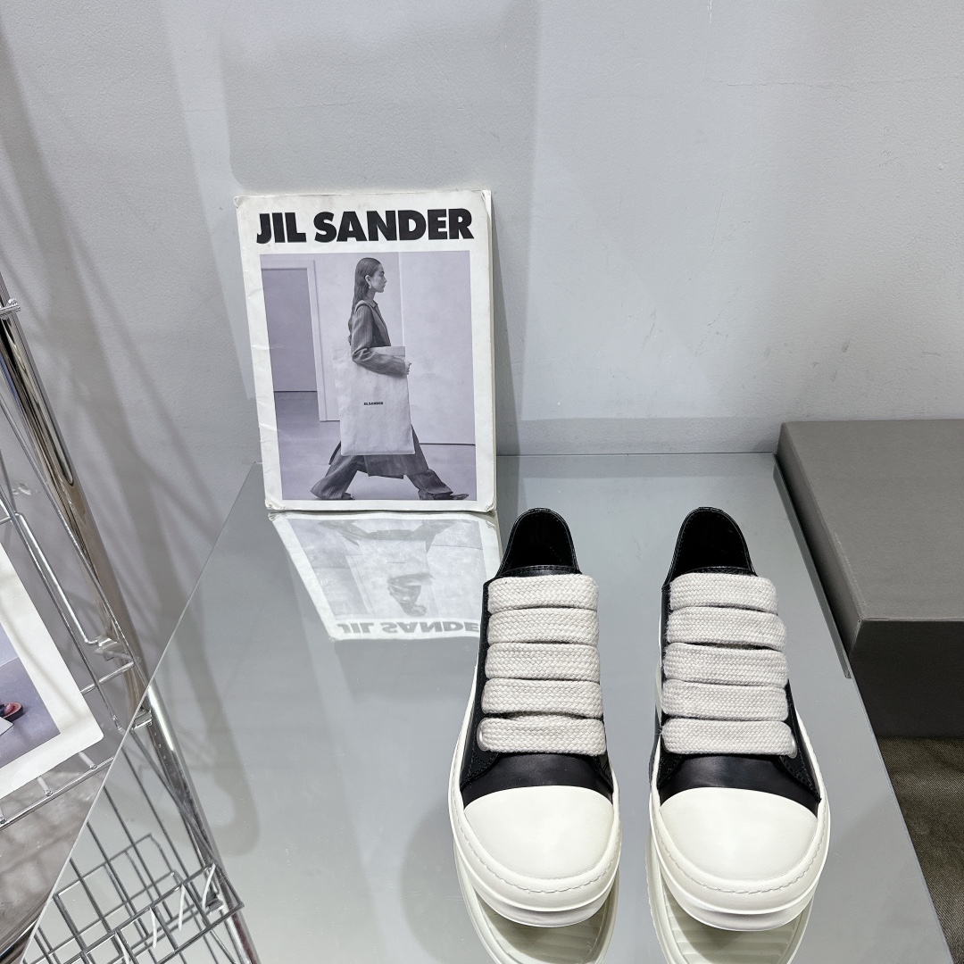 NO:243739,Men's 10 RO Owens Rickowens Main line Watermelon head style Imported water dyed cowhide material, and the spacing between needles are ultimately restored!  The texture is delicate and invincible, and the touch of luxury goods!  Large eyes, thick shoelaces, showing avant-garde and trendy cowhide inner, outsole, TPU milky sole, Owens' classic style, elegant and timeless, new shoe king in the second half of the year, diverse outfits and trendy styles. Size 35-45, casual shoes/sports shoes, sneakers, cowhide19860909男10 RO欧文斯Rickowens 主线 西瓜头款式 进口水染牛皮材质,和针车间距都是极致还原！ 质感细腻无敌,奢侈品的触感！ 大几眼 粗鞋带 尽显前卫与潮流 牛皮内里 大底TPU奶香大底 欧文斯家经典版型 优雅永不过时 下半年新进鞋王,多样性穿搭潮流爆款. 尺码35-45,休闲鞋/运动鞋,sneakers,cowhide,Women's Shoes