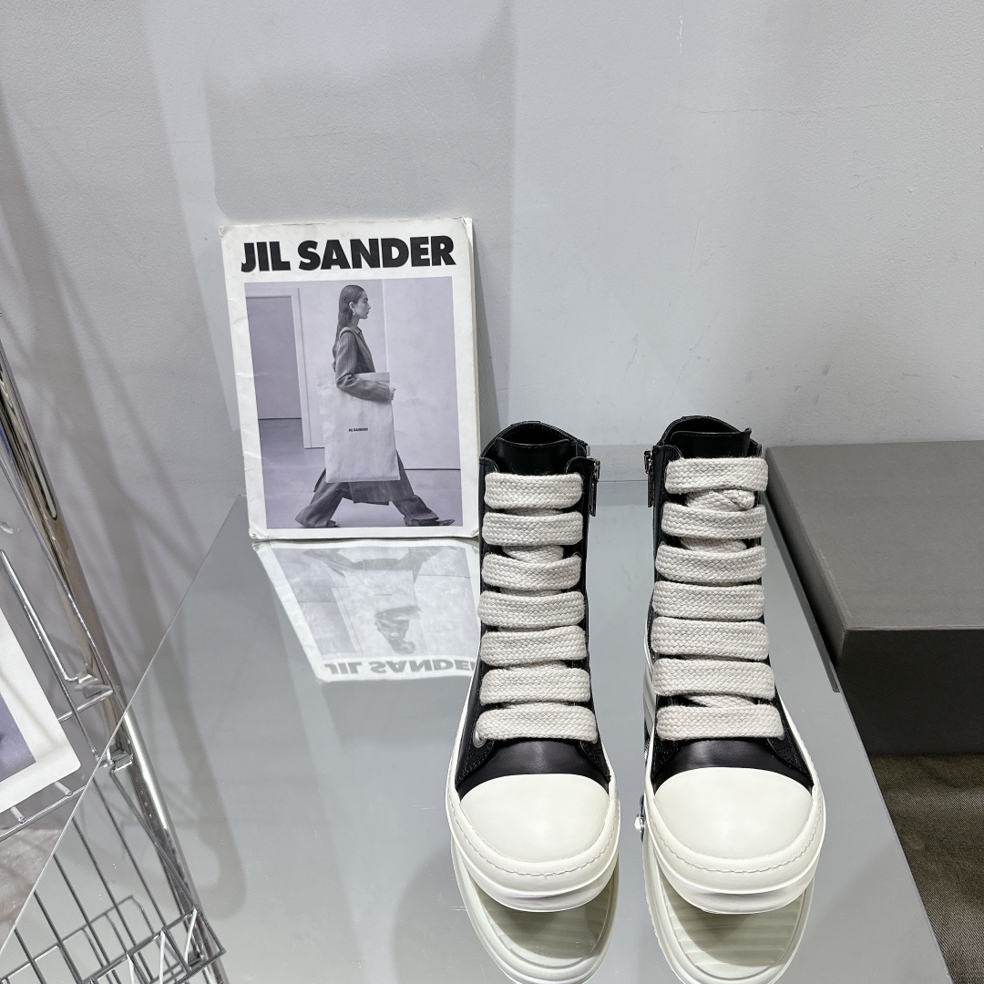 NO:243747,Men's 10 RO Owens Rickowens Main line Watermelon head high-end style Imported water dyed cowhide material, and the spacing between needles are ultimately restored!  The texture is delicate and invincible, and the touch of luxury goods!  Large eyes, thick shoelaces, showing avant-garde and trendy cowhide inner, outsole, TPU milky sole, Owens' classic style, elegant and timeless, new shoe king in the second half of the year, diverse outfits and trendy styles. Size 35-45, casual shoes/sports shoes, sneakers, cowhide19860909男10 RO欧文斯Rickowens 主线 西瓜头高帮款式 进口水染牛皮材质,和针车间距都是极致还原！ 质感细腻无敌,奢侈品的触感！ 大几眼 粗鞋带 尽显前卫与潮流 牛皮内里 大底TPU奶香大底 欧文斯家经典版型 优雅永不过时 下半年新进鞋王,多样性穿搭潮流爆款. 尺码35-45,休闲鞋/运动鞋,sneakers,cowhide,Women's Shoes