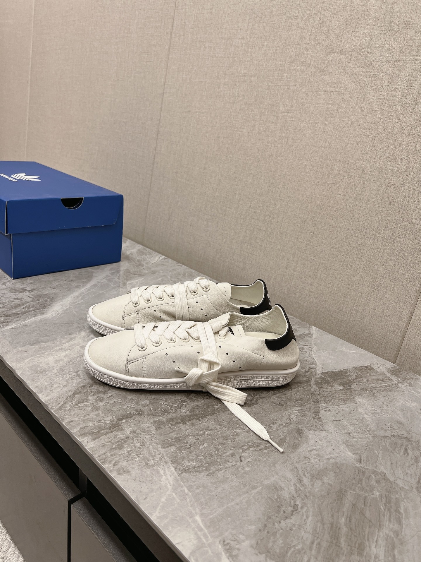 New Season Shoes: Retro Style with Green Sheep’s Face, Gel Core, and Bold Design - 图片 2