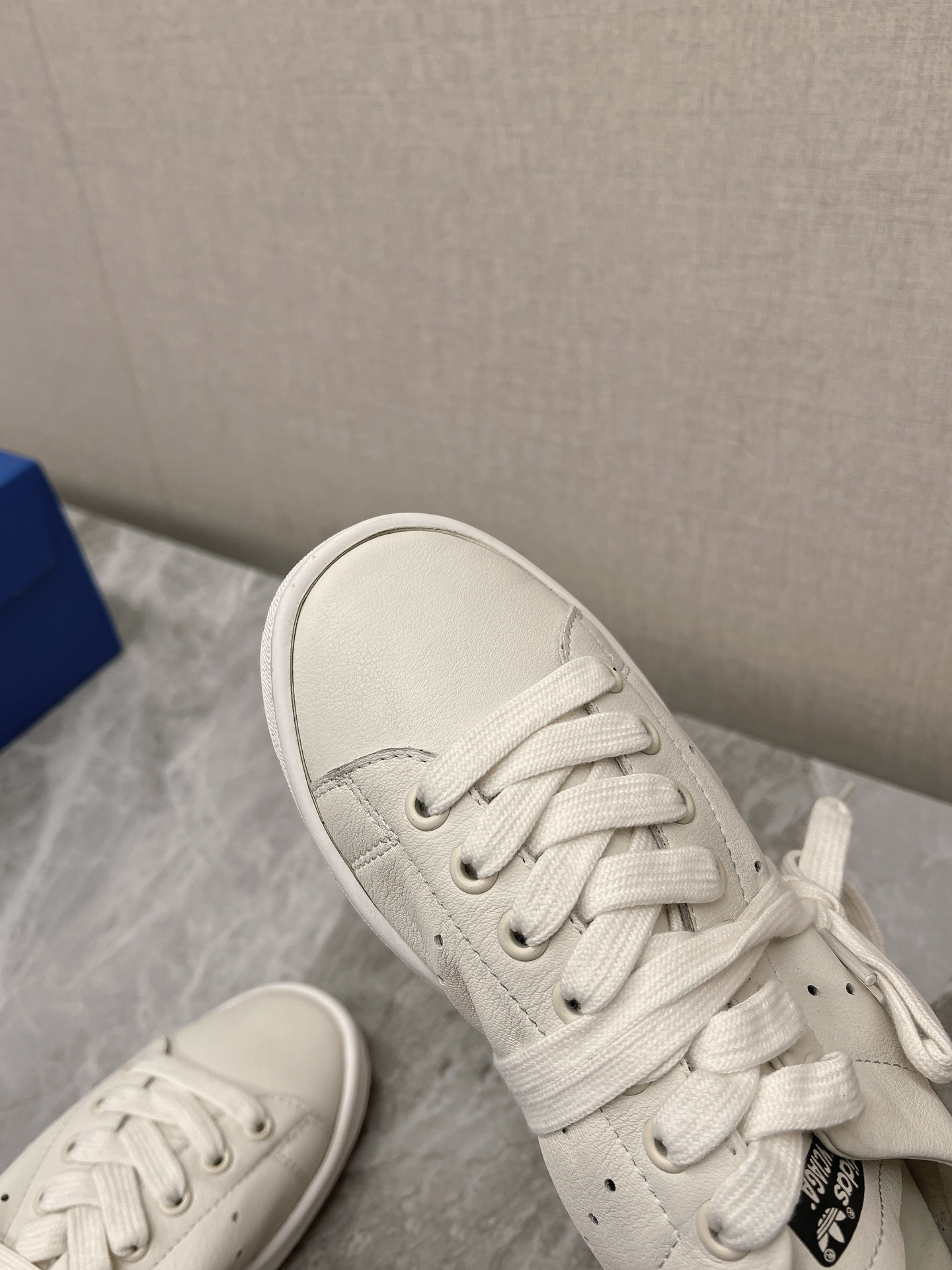 New Season Shoes: Retro Style with Green Sheep’s Face, Gel Core, and Bold Design - 图片 4