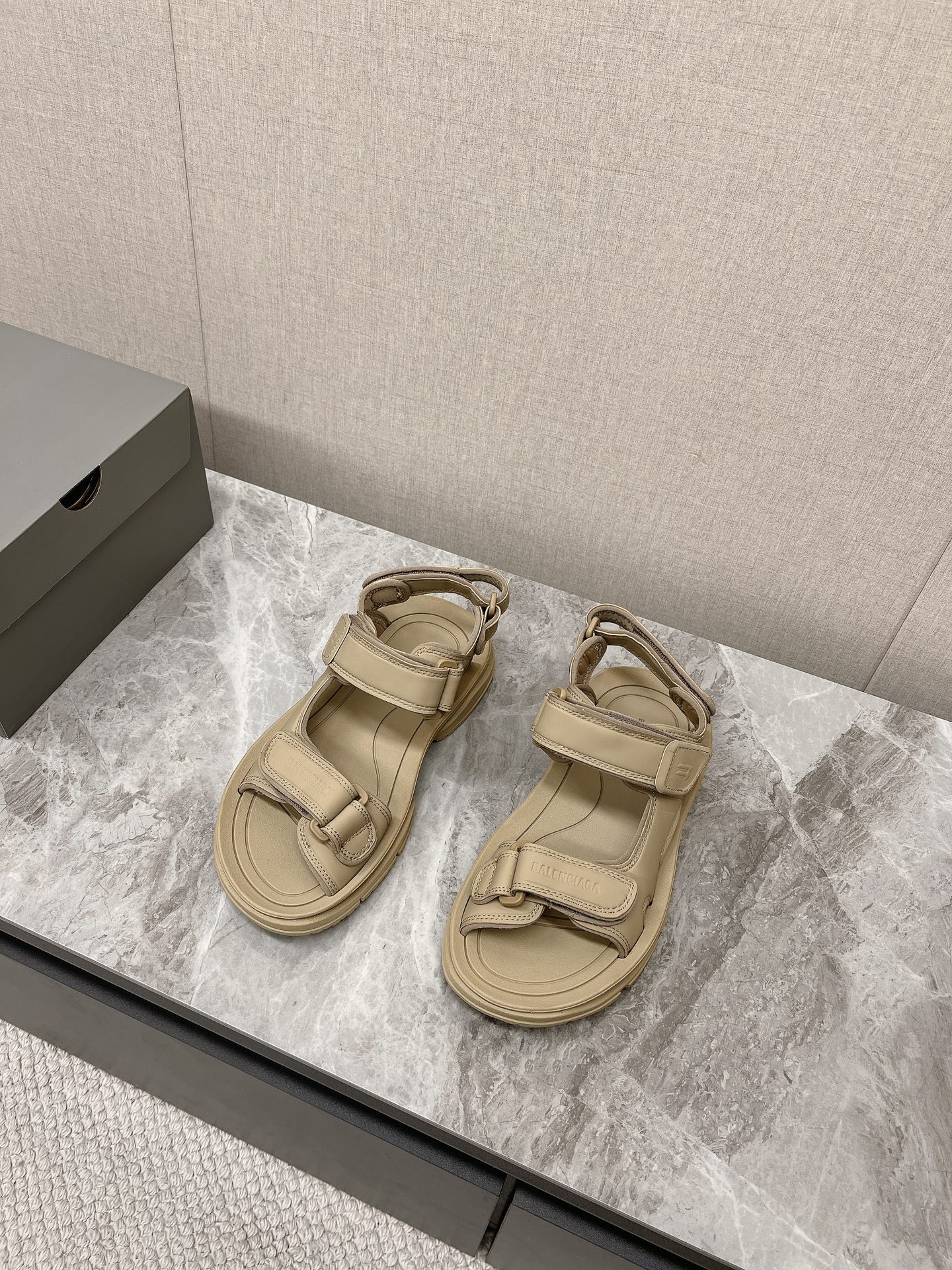 Balen*Ciaga Paris Family Tourist Shoes: Comfy, Stylish, High-End Fashion, 13300 RMB - 图片 3