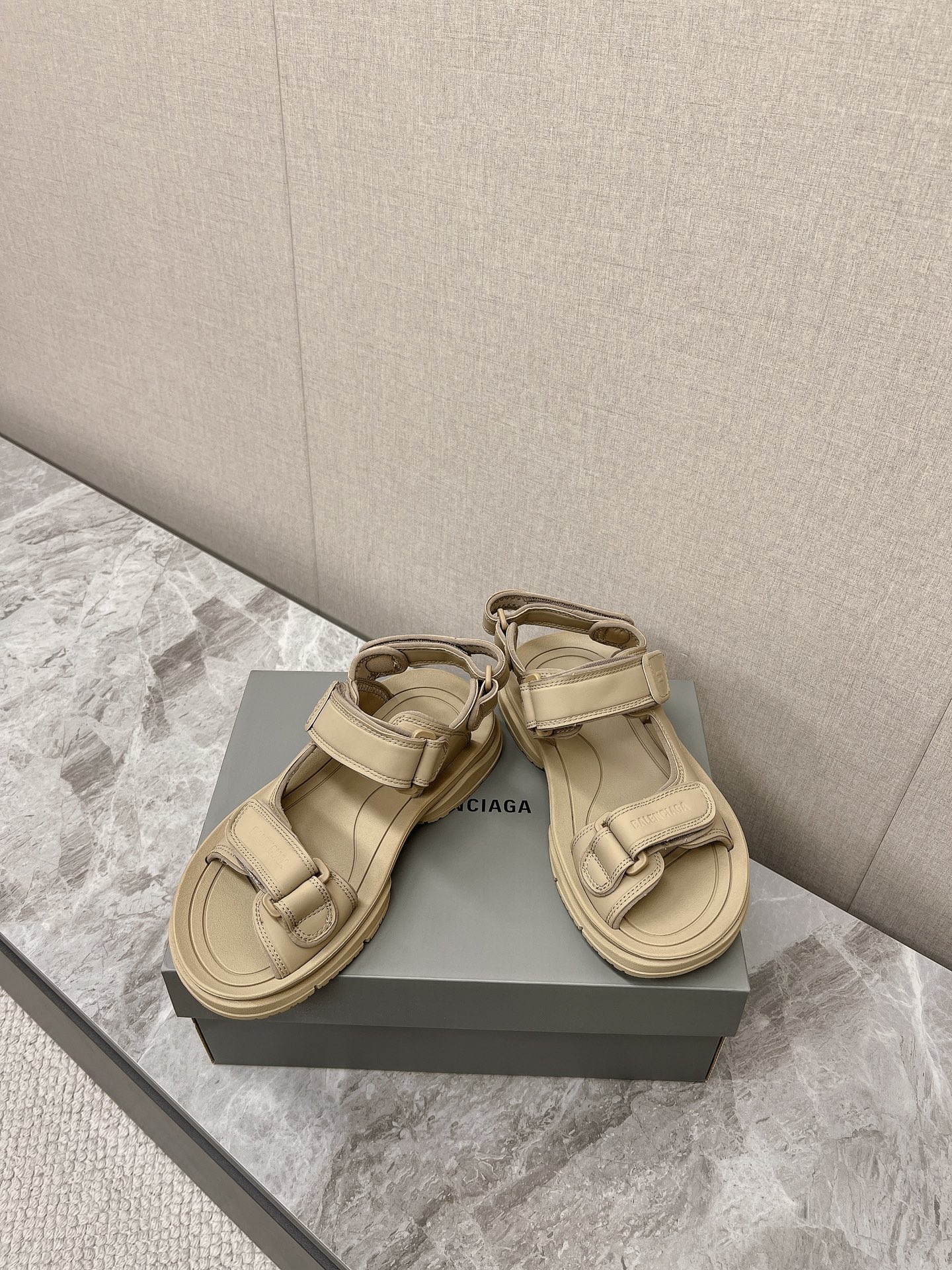 Balen*Ciaga Paris Family Tourist Shoes: Comfy, Stylish, High-End Fashion, 13300 RMB - 图片 5