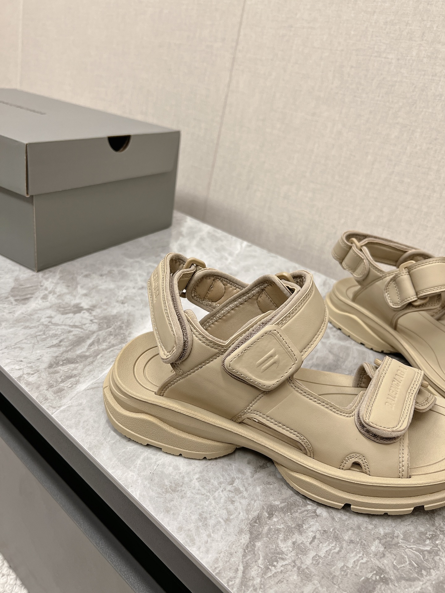Balen*Ciaga Paris Family Tourist Shoes: Comfy, Stylish, High-End Fashion, 13300 RMB - 图片 7