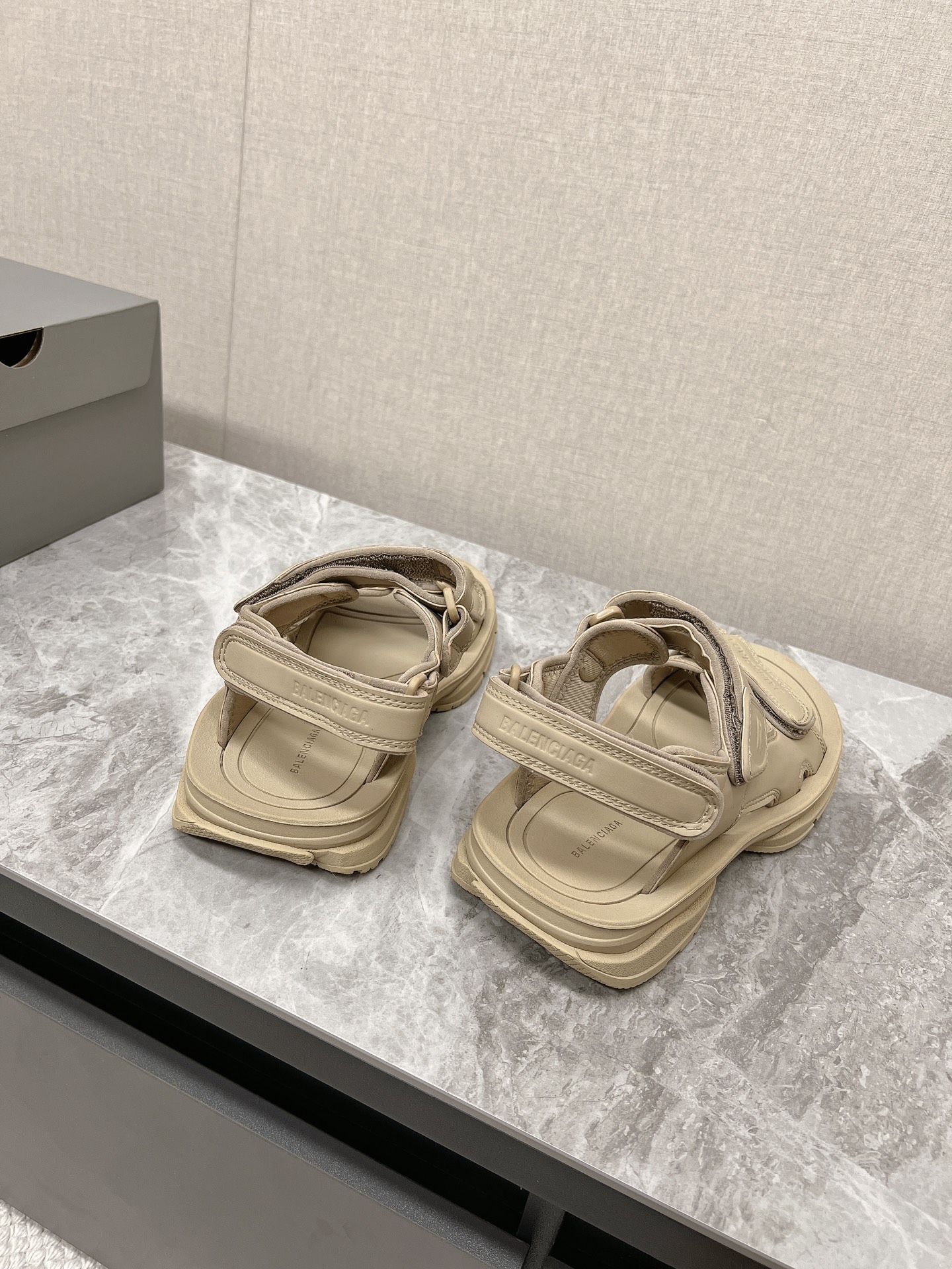 Balen*Ciaga Paris Family Tourist Shoes: Comfy, Stylish, High-End Fashion, 13300 RMB - 图片 9
