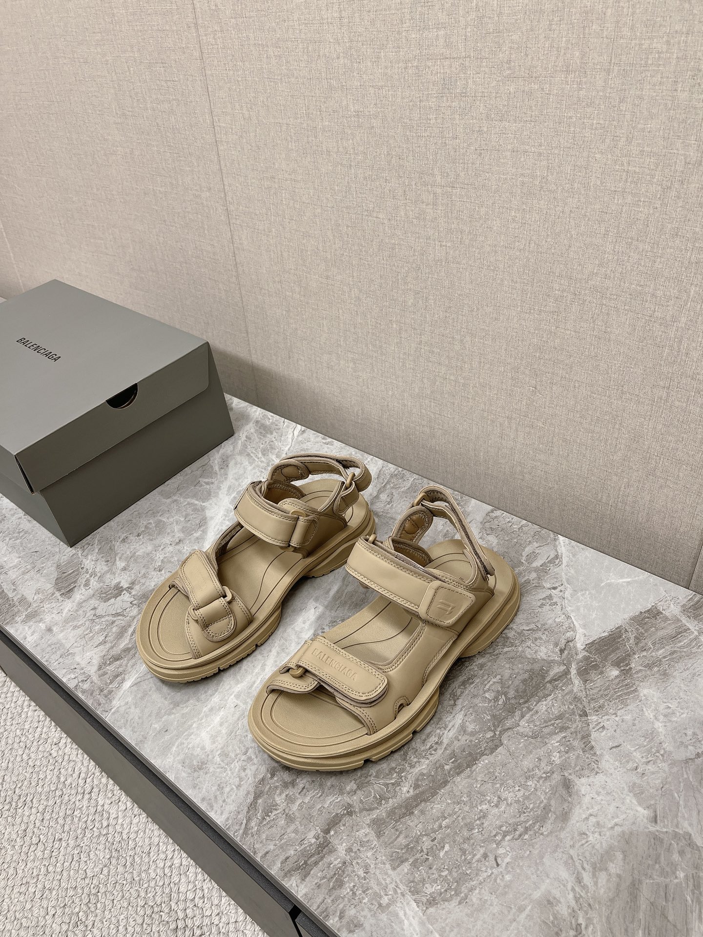 Balen*Ciaga Paris Family Tourist Shoes: Comfy, Stylish, High-End Fashion, 13300 RMB - 图片 1