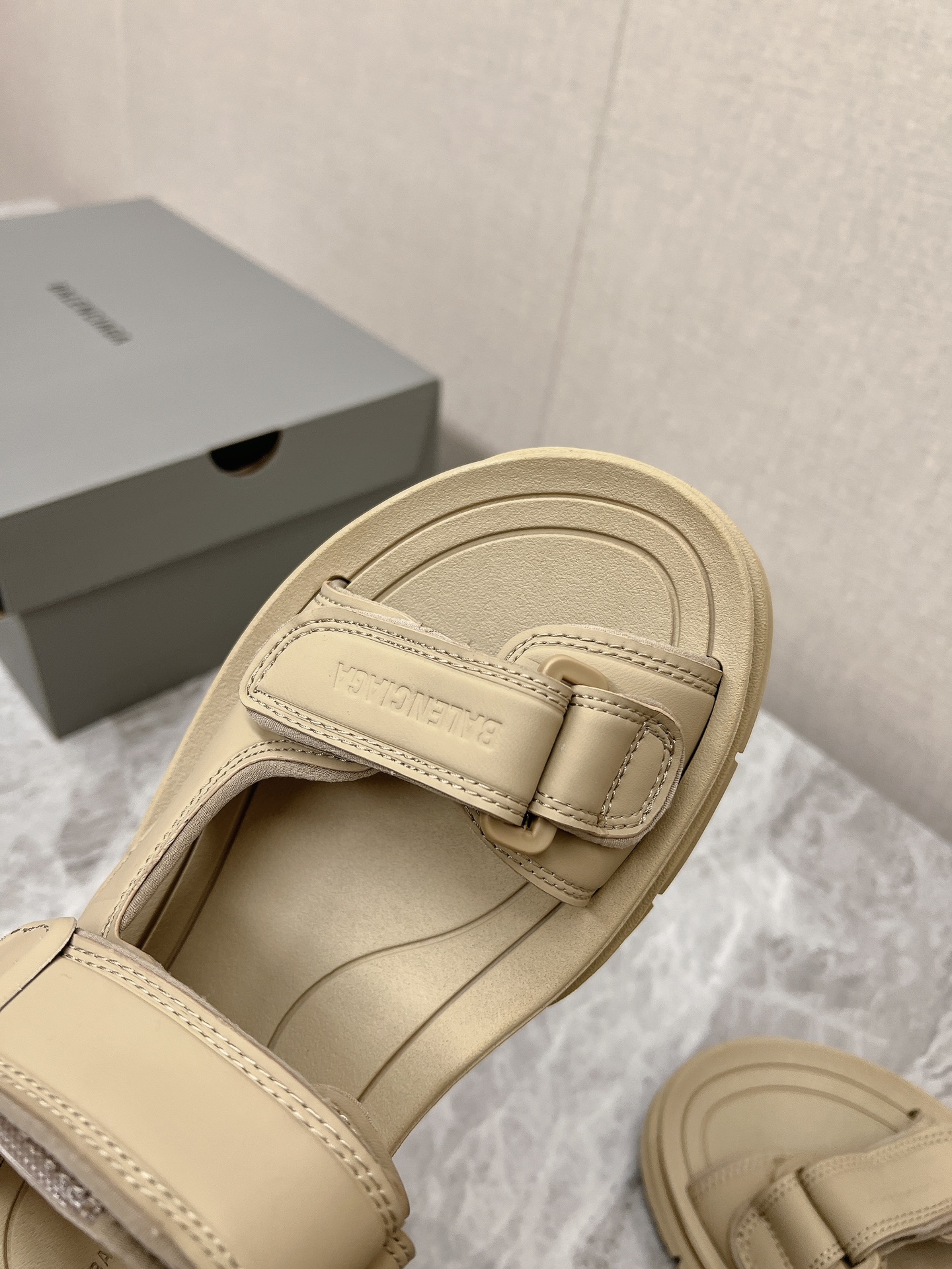 Balen*Ciaga Paris Family Tourist Shoes: Comfy, Stylish, High-End Fashion, 13300 RMB - 图片 8