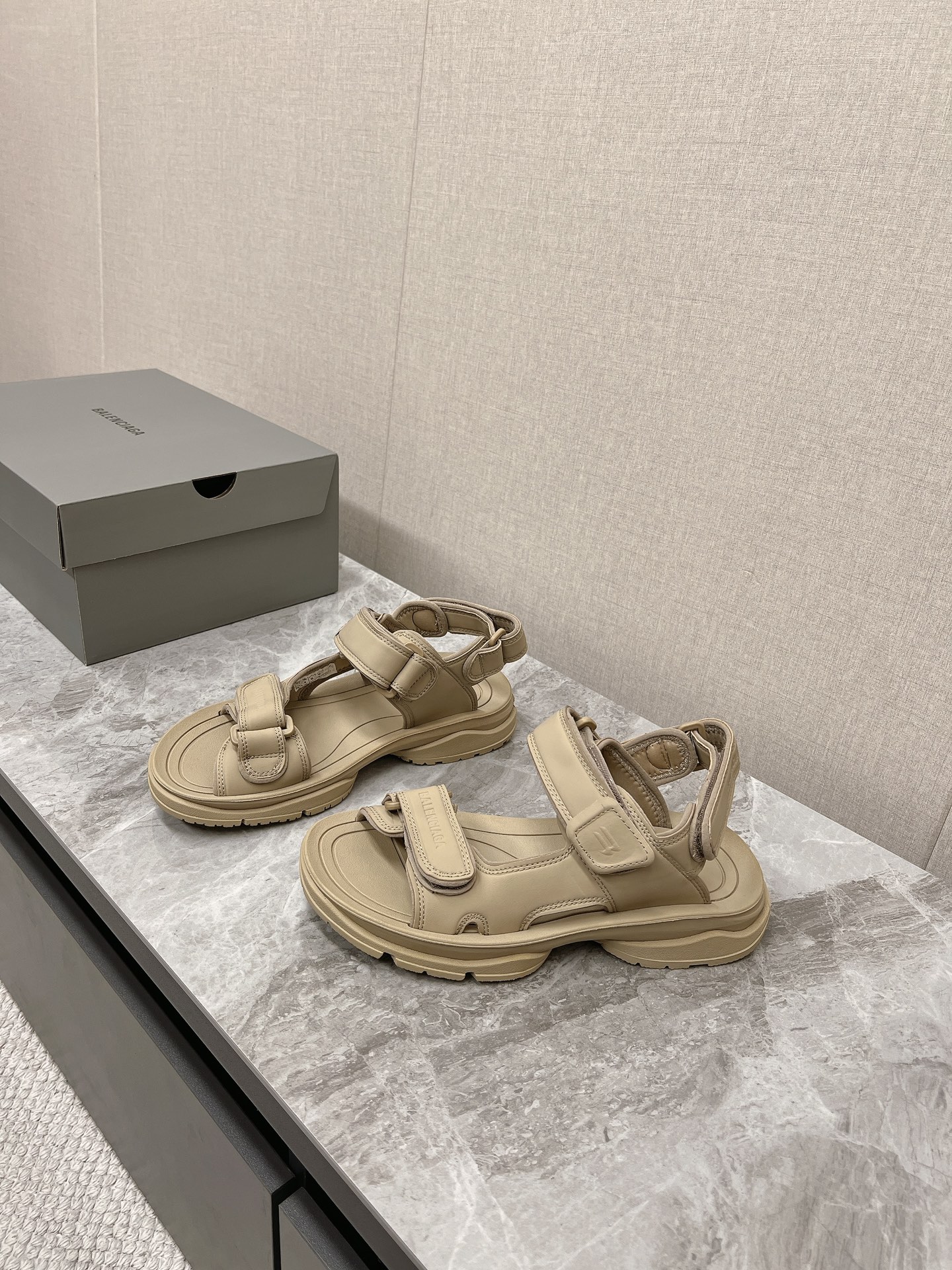 Balen*Ciaga Paris Family Tourist Shoes: Comfy, Stylish, High-End Fashion, 13300 RMB - 图片 2
