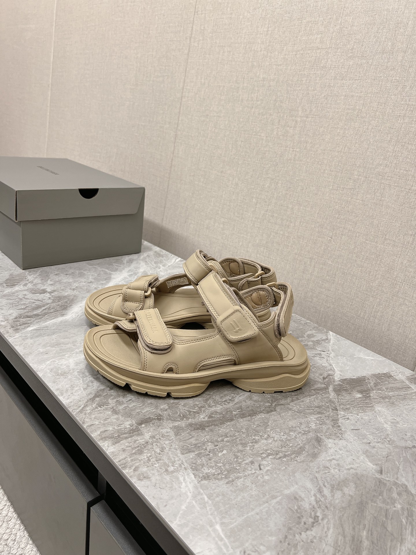 Balen*Ciaga Paris Family Tourist Shoes: Comfy, Stylish, High-End Fashion, 13300 RMB - 图片 4