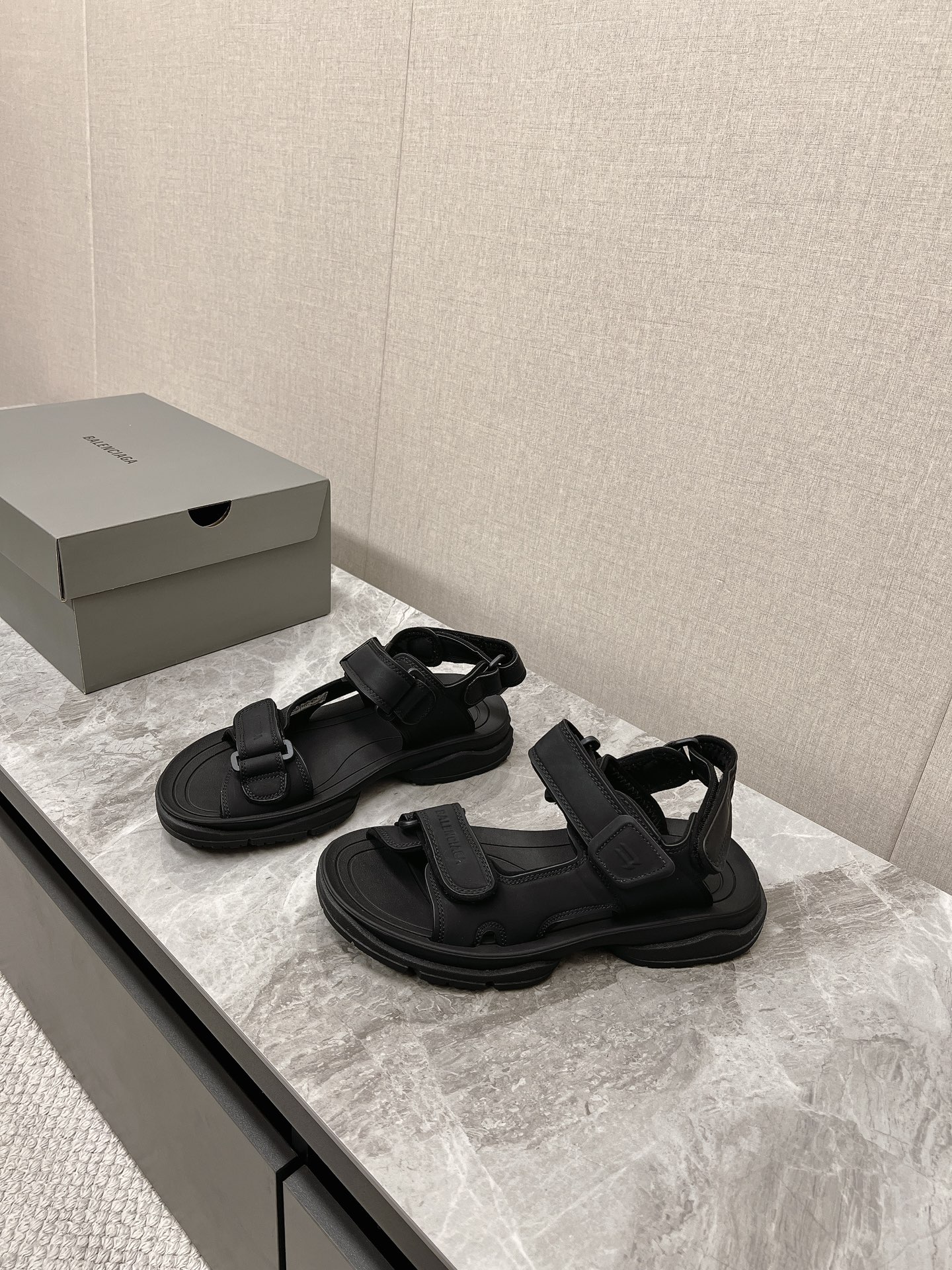 Balen*Ciaga Paris Family Tourist Shoes: Comfortable and Stylish Streetwear with Magic Straps - 图片 2