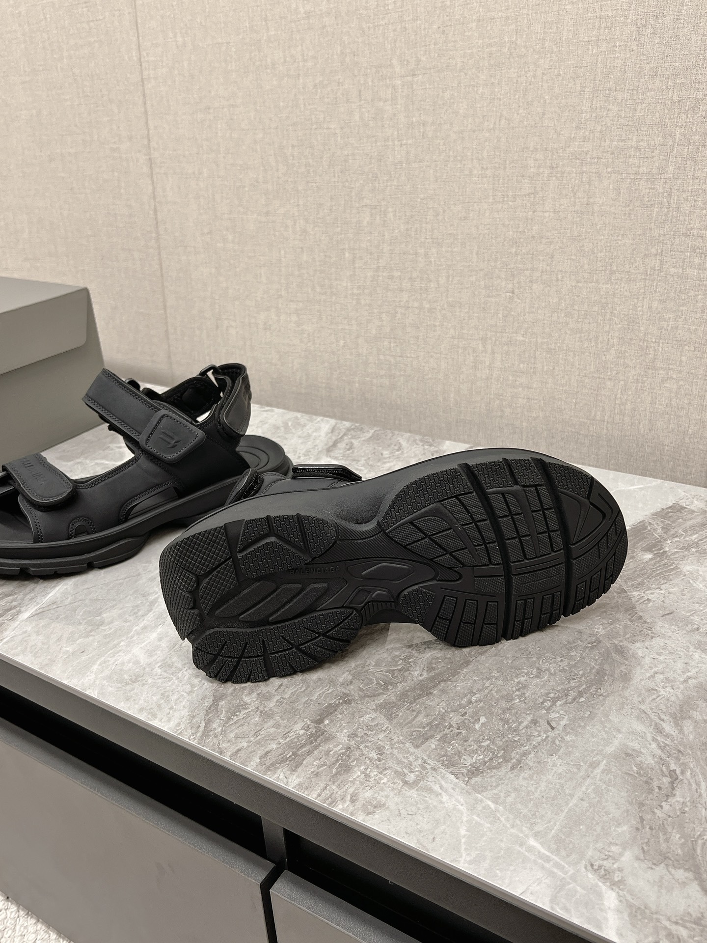 Balen*Ciaga Paris Family Tourist Shoes: Comfortable and Stylish Streetwear with Magic Straps - 图片 9