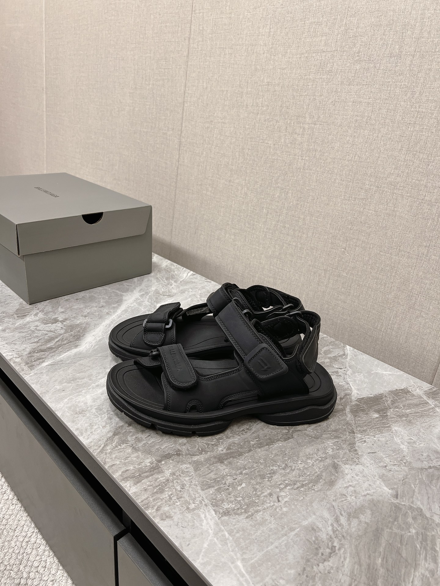 Balen*Ciaga Paris Family Tourist Shoes: Comfortable and Stylish Streetwear with Magic Straps - 图片 4