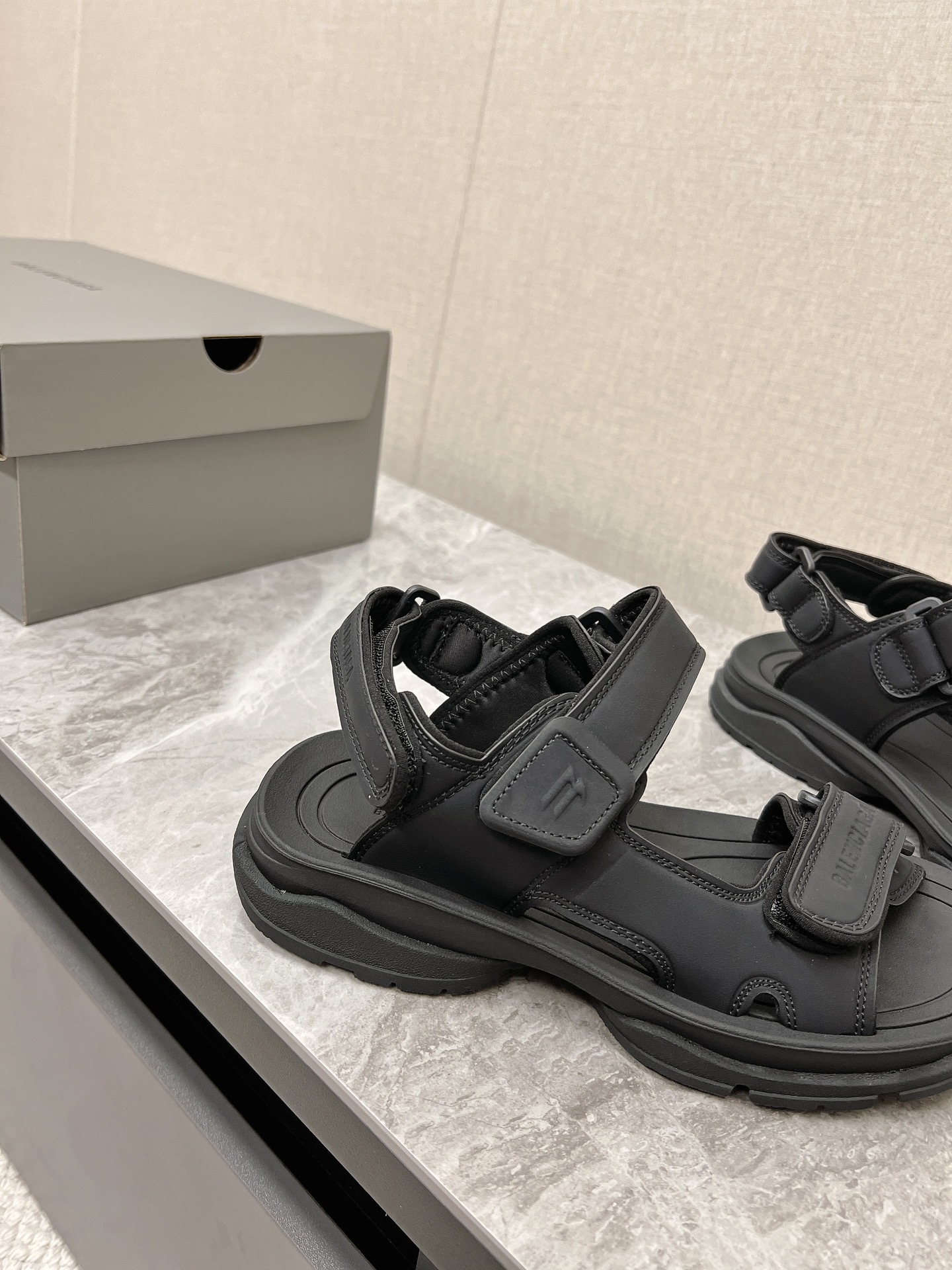 Balen*Ciaga Paris Family Tourist Shoes: Comfortable and Stylish Streetwear with Magic Straps - 图片 7