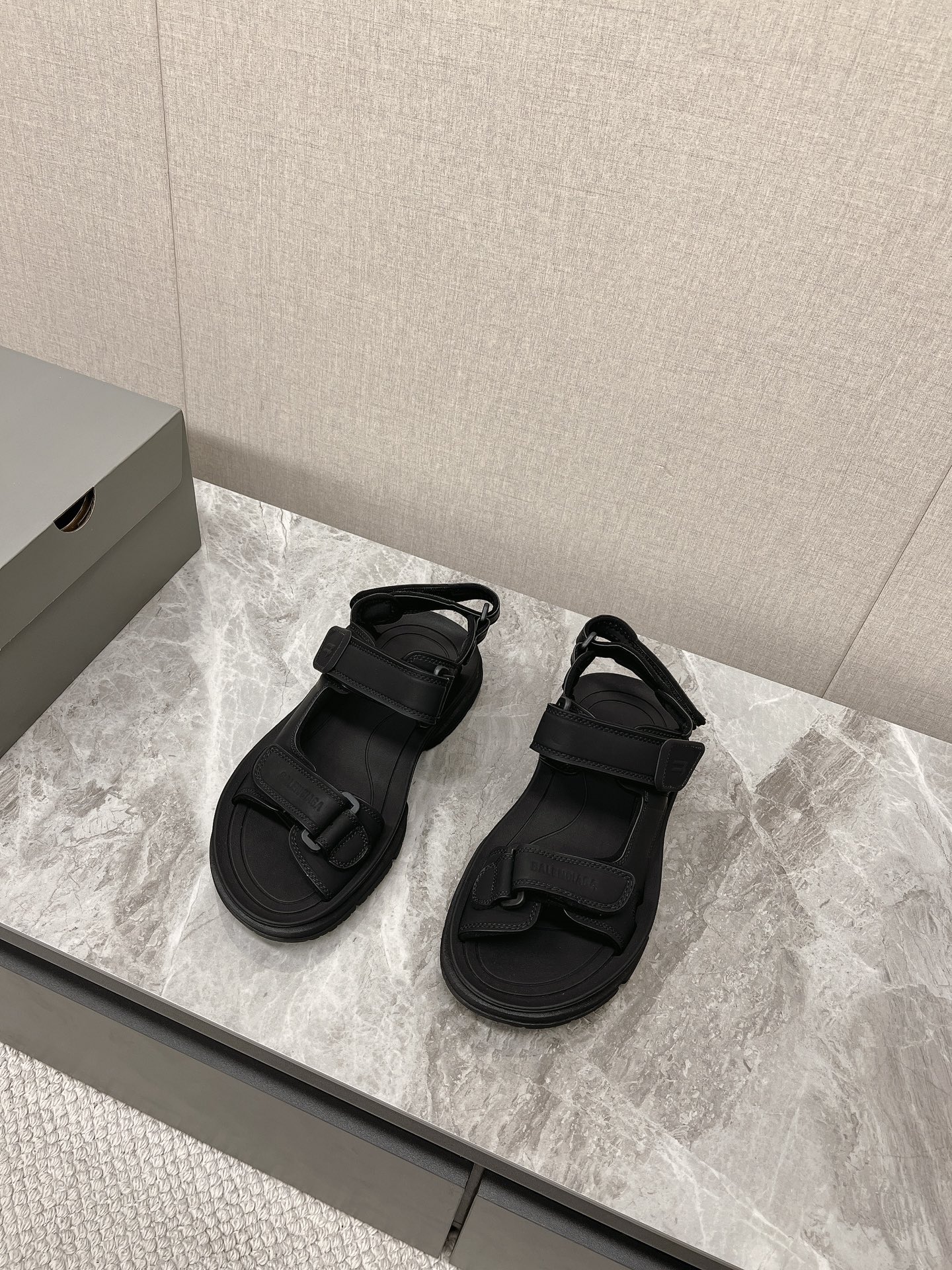 Balen*Ciaga Paris Family Tourist Shoes: Comfortable and Stylish Streetwear with Magic Straps - 图片 3