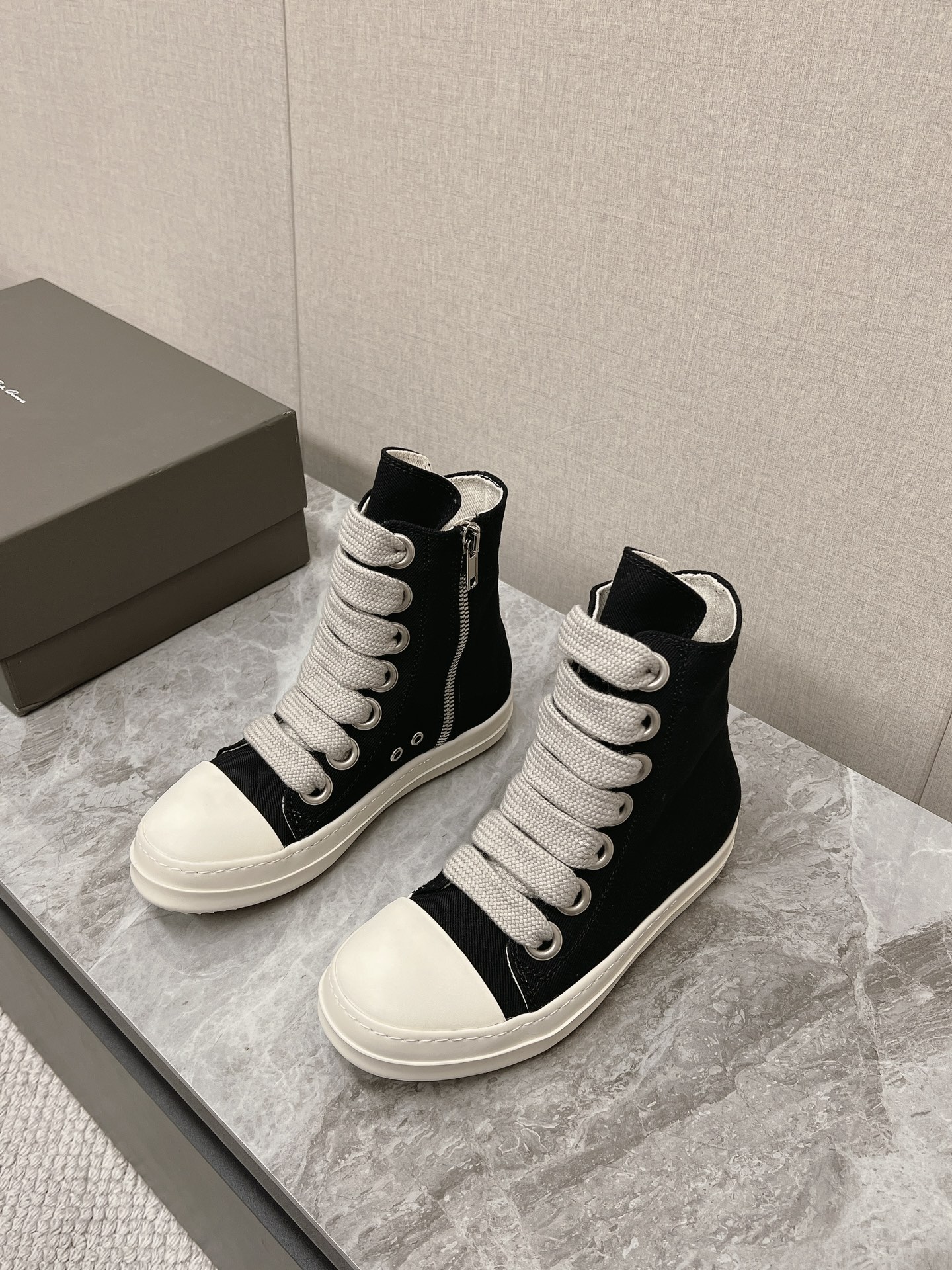 NO:243673,Men's 10 RO Owens Rickowens Main line Watermelon head high-top style Imported fabric material and needle spacing are ultimately restored!  The texture is delicate and invincible, and the touch of luxury goods!  Cowhide inner, outsole, TPU milky sole, Owens' classic style, elegant and timeless, new shoe king in the second half of the year, diverse outfits and trendy styles. Size 35-45, casual shoes/sports shoes, sneakers, cowhide19860909男10 RO欧文斯Rickowens 主线 西瓜头高帮款式 进口布面材质,和针车间距都是极致还原！ 质感细腻无敌,奢侈品的触感！ 牛皮内里 大底TPU奶香大底 欧文斯家经典版型 优雅永不过时 下半年新进鞋王,多样性穿搭潮流爆款. 尺码35-45,休闲鞋/运动鞋,sneakers,cowhide,Women's Shoes