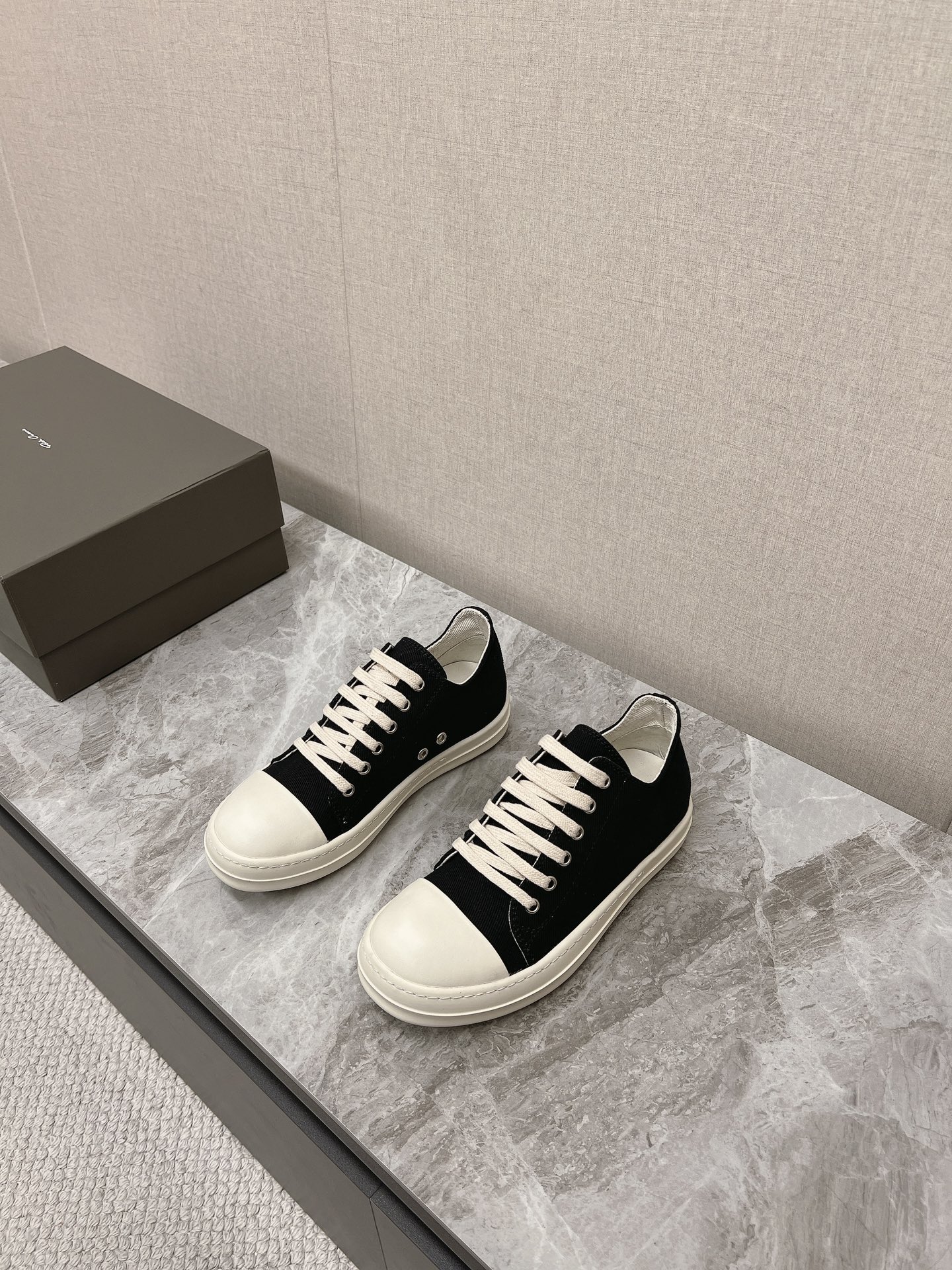 NO:243703,Men's 10 RO Owens Rickowens Main line Watermelon head style Button denim material, and needlework spacing are ultimately restored!  The texture is delicate and invincible, and the touch of luxury goods!  Denim inner lining bag TPU milky sole, Owens' classic style, elegant and timeless, new shoe king in the second half of the year, diverse outfits and trendy styles. Size 35-45, casual shoes/sports shoes, sneakers19860909男10 RO欧文斯Rickowens 主线 西瓜头款式 纽扣牛仔布材质,和针车间距都是极致还原！ 质感细腻无敌,奢侈品的触感！ 牛仔布内里包大底TPU奶香大底 欧文斯家经典版型 优雅永不过时 下半年新进鞋王,多样性穿搭潮流爆款. 尺码35-45,休闲鞋/运动鞋,sneakers,Women's Shoes