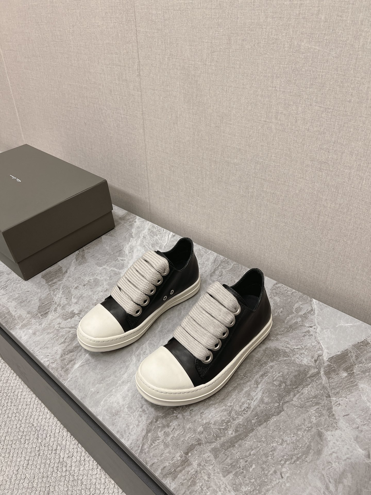 NO:243720,Men's 10 RO Owens Rickowens Main line Watermelon head style Imported water dyed cowhide material, and the spacing between needles are ultimately restored!  The texture is delicate and invincible, and the touch of luxury goods!  Large eyes, thick shoelaces, showing avant-garde and trendy cowhide inner, outsole, TPU milky sole, Owens' classic style, elegant and timeless, new shoe king in the second half of the year, diverse outfits and trendy styles. Size 35-45, casual shoes/sports shoes, sneakers, cowhide19860909男10 RO欧文斯Rickowens 主线 西瓜头款式 进口水染牛皮材质,和针车间距都是极致还原！ 质感细腻无敌,奢侈品的触感！ 大几眼 粗鞋带 尽显前卫与潮流 牛皮内里 大底TPU奶香大底 欧文斯家经典版型 优雅永不过时 下半年新进鞋王,多样性穿搭潮流爆款. 尺码35-45,休闲鞋/运动鞋,sneakers,cowhide,Women's Shoes