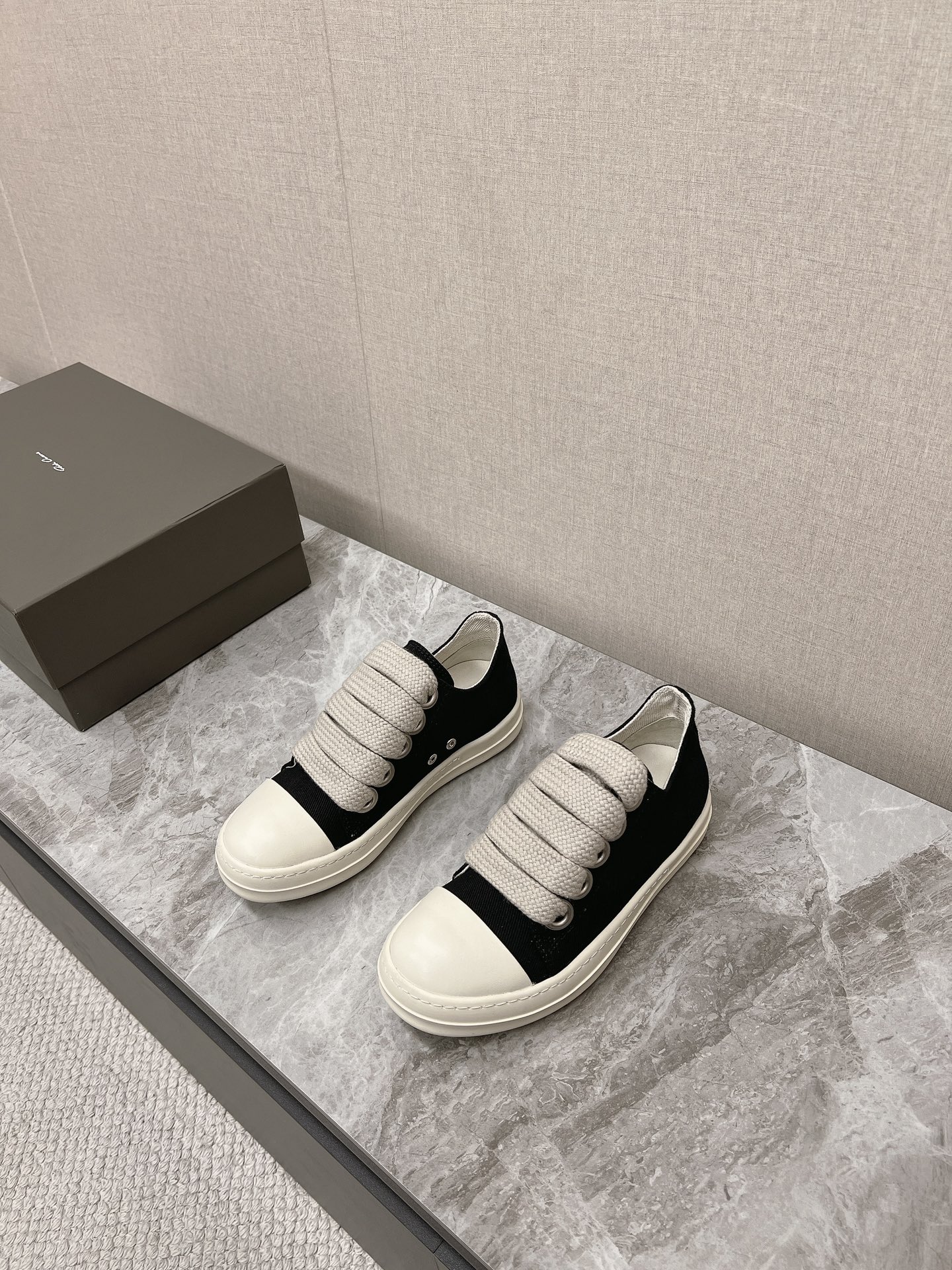 NO:243715,Men's 10 RO Owens Rickowens Main line Watermelon head style Button denim material, and needlework spacing are ultimately restored!  The texture is delicate and invincible, and the touch of luxury goods!  Large eyes, thick shoelaces, showing avant-garde and trendy denim lining, outsole, TPU milky sole, Owens' classic style, elegant and timeless, new shoe king in the second half of the year, diverse outfits and trendy styles. Size 35-45, casual shoes/sports shoes, sneakers19860909男10 RO欧文斯Rickowens 主线 西瓜头款式 纽扣牛仔布材质,和针车间距都是极致还原！ 质感细腻无敌,奢侈品的触感！ 大几眼 粗鞋带 尽显前卫与潮流 牛仔布内里 大底TPU奶香大底 欧文斯家经典版型 优雅永不过时 下半年新进鞋王,多样性穿搭潮流爆款. 尺码35-45,休闲鞋/运动鞋,sneakers,Women's Shoes