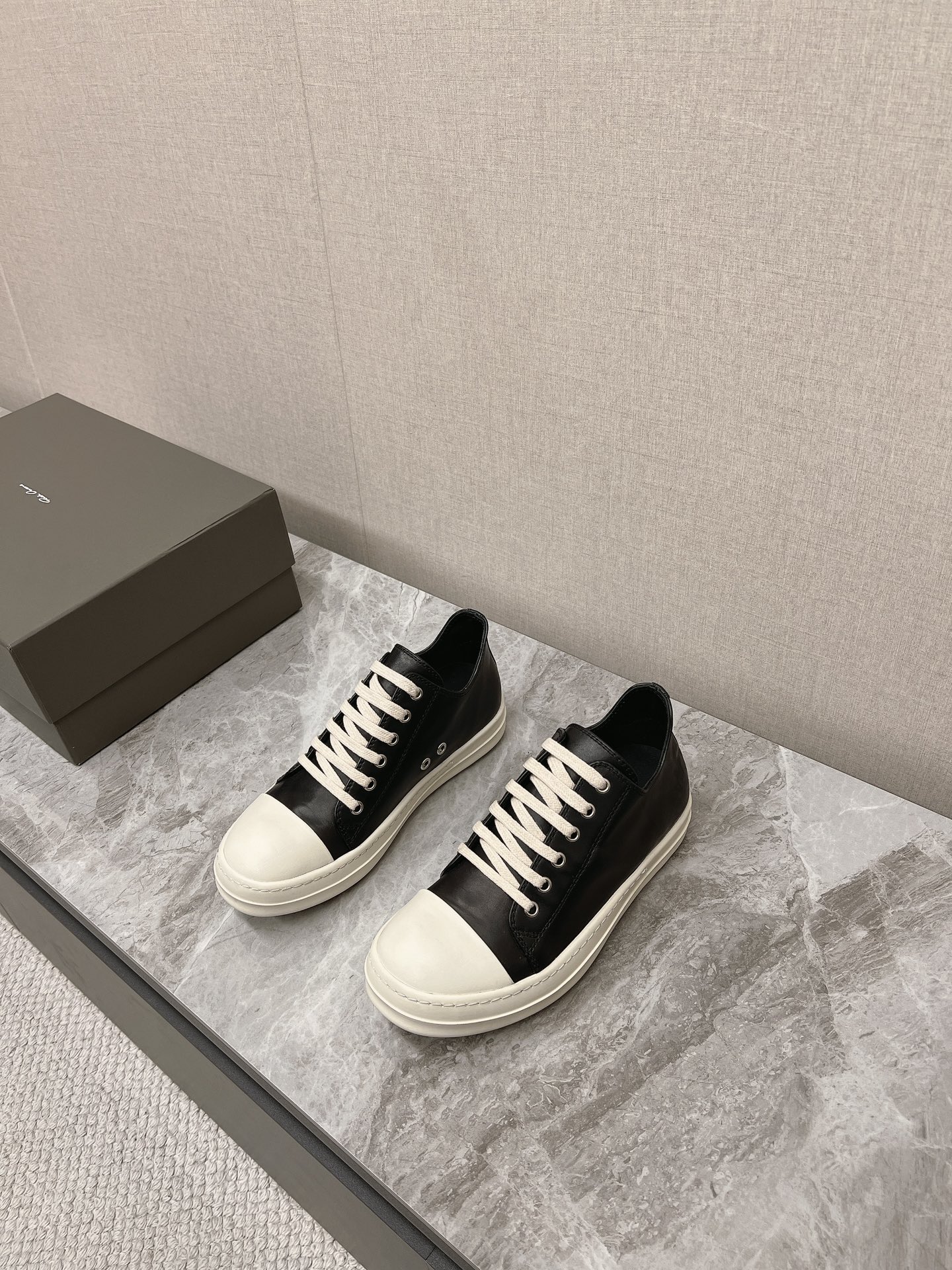 NO:243709,Men's 10 RO Owens Rickowens Main line Watermelon head style Water dyed cowhide material, and the spacing between needles are ultimately restored!  The texture is delicate and invincible, and the touch of luxury goods!  Cowhide inner lining, outsole, TPU milky sole, Owens' classic style, elegant and timeless, new shoe king in the second half of the year, diverse outfits and trendy styles. Size 35-45, casual shoes/sports shoes, sneakers, cowhide19860909男10 RO欧文斯Rickowens 主线 西瓜头款式 水染牛皮材质,和针车间距都是极致还原！ 质感细腻无敌,奢侈品的触感！ 牛皮内里内里 大底TPU奶香大底 欧文斯家经典版型 优雅永不过时 下半年新进鞋王,多样性穿搭潮流爆款. 尺码35-45,休闲鞋/运动鞋,sneakers,cowhide,Women's Shoes