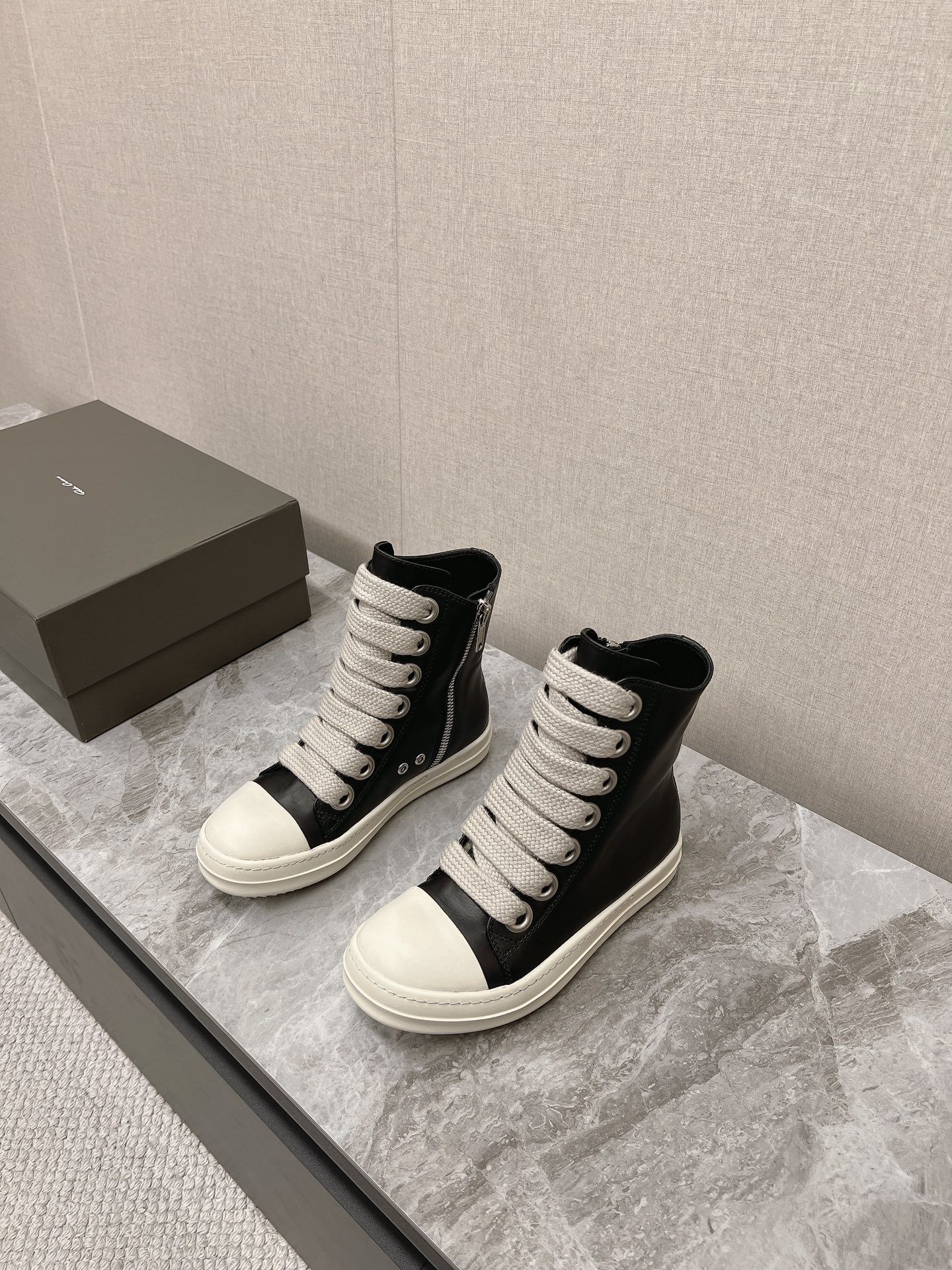 NO:243678,Men's 10 RO Owens Rickowens Main line Watermelon head high-end style Imported water dyed cowhide material, and the spacing between needles are ultimately restored!  The texture is delicate and invincible, and the touch of luxury goods!  Cowhide inner, outsole, TPU milky sole, Owens' classic style, elegant and timeless, new shoe king in the second half of the year, diverse outfits and trendy styles. Size 35-45, casual shoes/sports shoes, sneakers, cowhide19860909男10 RO欧文斯Rickowens 主线 西瓜头高帮款式 进口水染牛皮材质,和针车间距都是极致还原！ 质感细腻无敌,奢侈品的触感！ 牛皮内里 大底TPU奶香大底 欧文斯家经典版型 优雅永不过时 下半年新进鞋王,多样性穿搭潮流爆款. 尺码35-45,休闲鞋/运动鞋,sneakers,cowhide,Women's Shoes