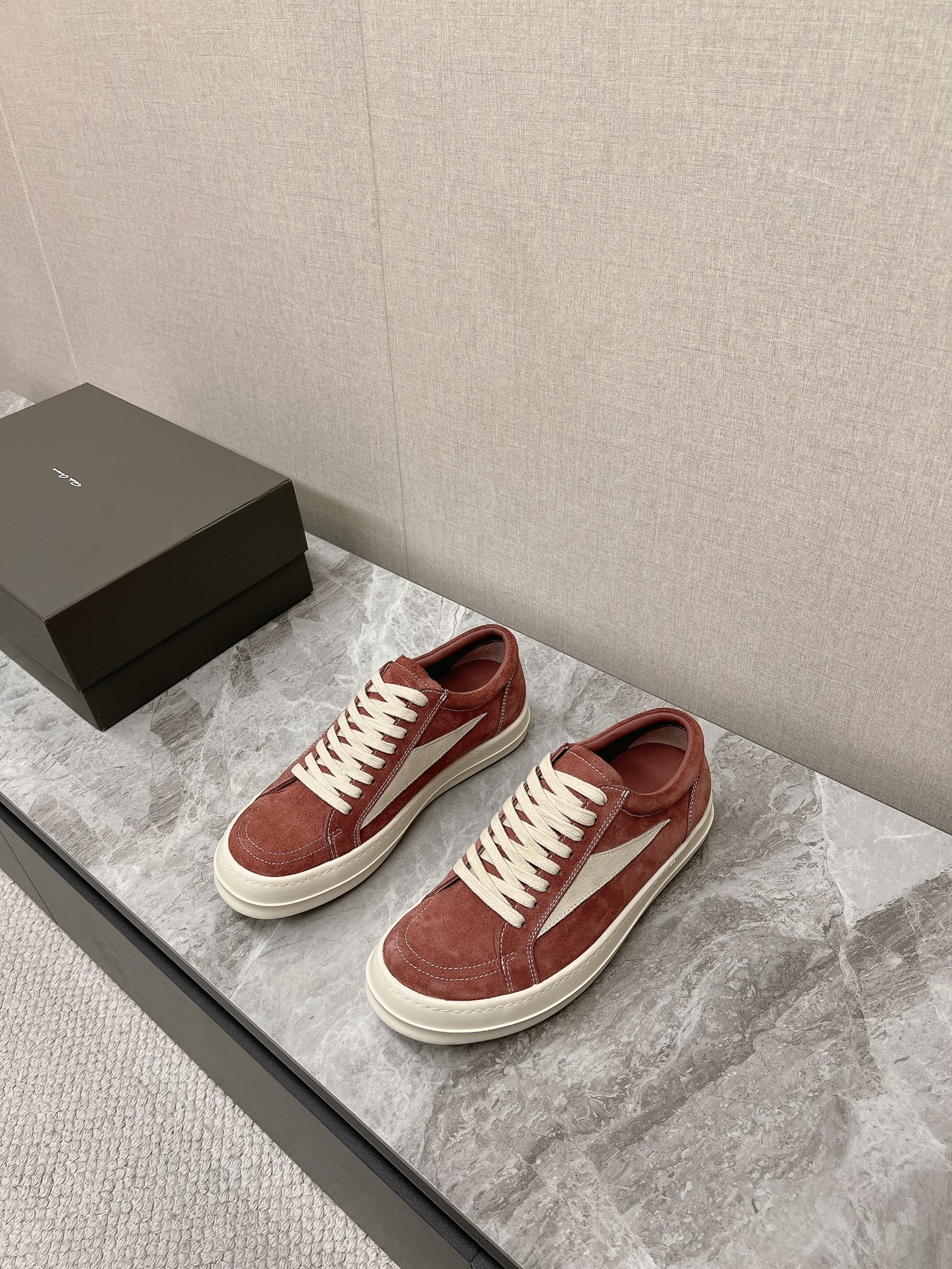 NO:243698,Men's 10 [Rick Owe] Rick'Owens New deer-skin infringement VANS Replica version is truly consistent with the cabinet cabinet, but it continues the previous popularity and the price remains high. The new material is made of frosted leather cowhide, silk sheepskin, simple design. Street style outfits are very popular among European and American celebrities. Milk-flavored private model TPU outsole original packaging code 35-40. Men 39-44. Casual shoes/sports shoes, sneakers, cowhide, sheepskin19860909男10【Rick Owe】瑞克'欧文斯 新款鹿皮侵权VANS 复刻版本真正做到与柜柜一致 还是延续了之前的热度 价格也居高不下 新款材质采用磨砂皮牛皮 内里丝绸羊皮 简约的设计 街头风的穿搭非常受欧美明星潮人欢迎 奶香私模TPU大底原版包装码数35-40 男39-44,休闲鞋/运动鞋,sneakers,cowhide,sheepskin,Women's Shoes