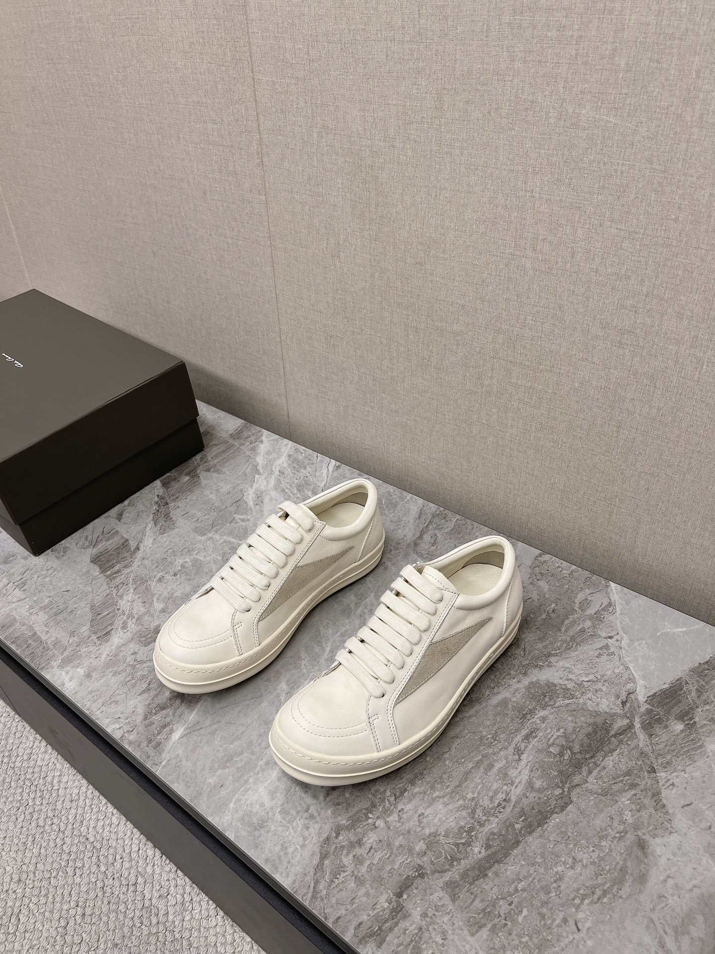 NO:243704,Men's 10 [Rick Owe] Rick'Owens New deer leather infringement VANS Replica version is truly consistent with the cabinet cabinet, but it continues the previous popularity and the price remains high. The new material is made of deer leather, cowhide, silk sheepskin, simple design. Street style outfits are very popular among European and American celebrities. Milk-flavored private model TPU outsole original packaging code 35-40. Men 39-44. Casual shoes/sports shoes, sneakers, cowhide, sheepskin19860909男10【Rick Owe】瑞克'欧文斯 新款鹿皮侵权VANS 复刻版本真正做到与柜柜一致 还是延续了之前的热度 价格也居高不下 新款材质采用鹿皮牛皮 内里丝绸羊皮 简约的设计 街头风的穿搭非常受欧美明星潮人欢迎 奶香私模TPU大底原版包装码数35-40 男39-44,休闲鞋/运动鞋,sneakers,cowhide,sheepskin,Women's Shoes