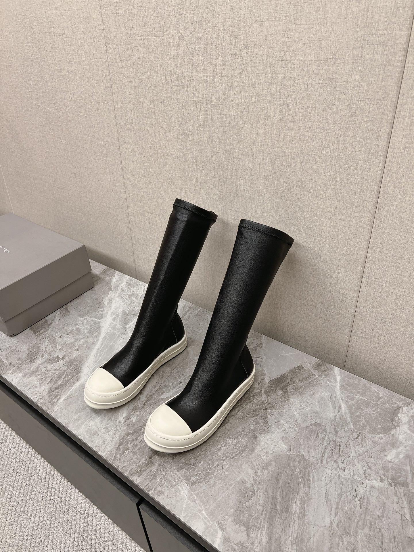 “High-Legged Rick Owens Boots: 750 Top Version for Hot Girl Style”
