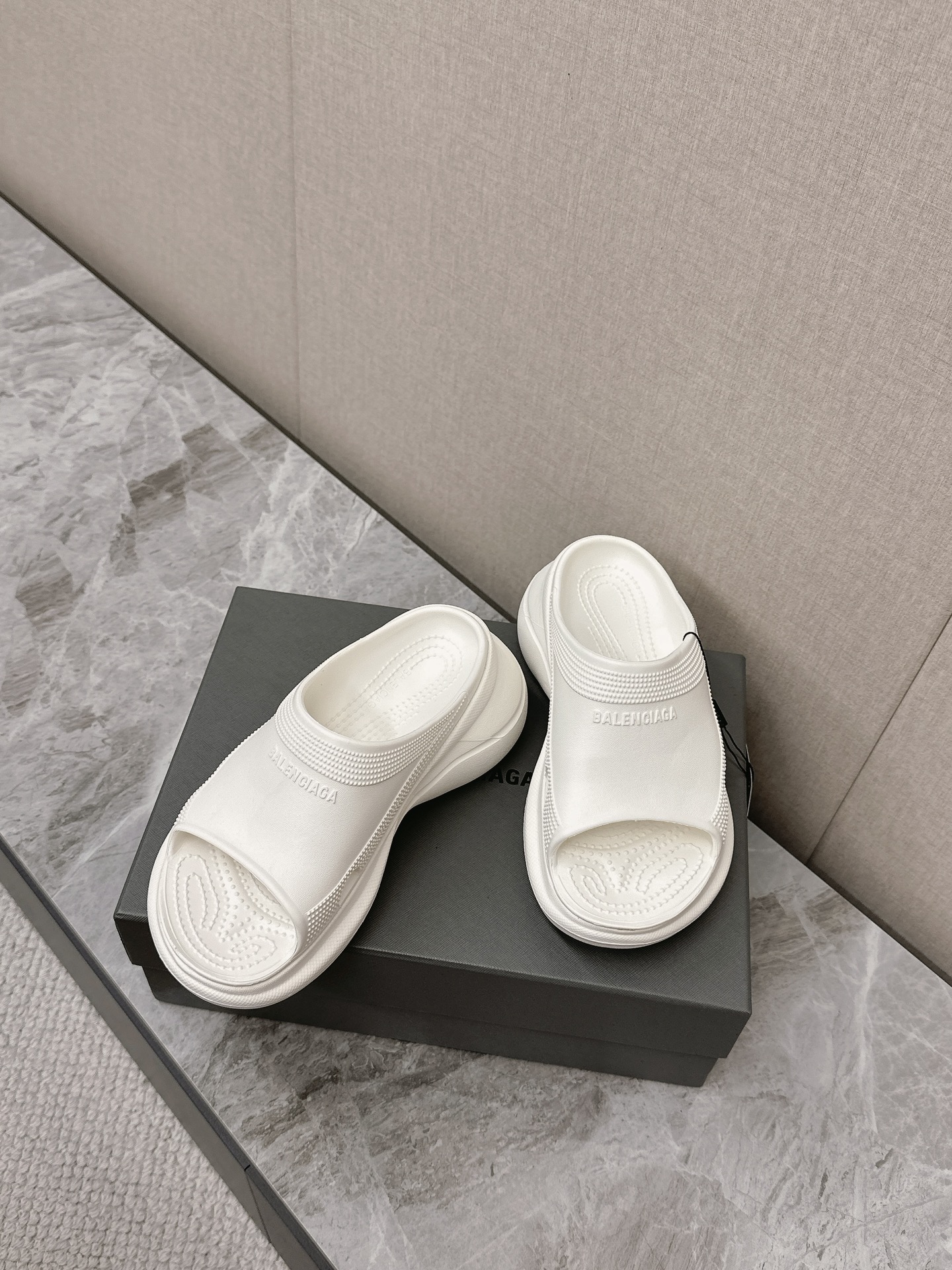 Balenciaga Women's White Rubber Pool Slides Chunky Platform Sandals 6 i1715514844 5617 0