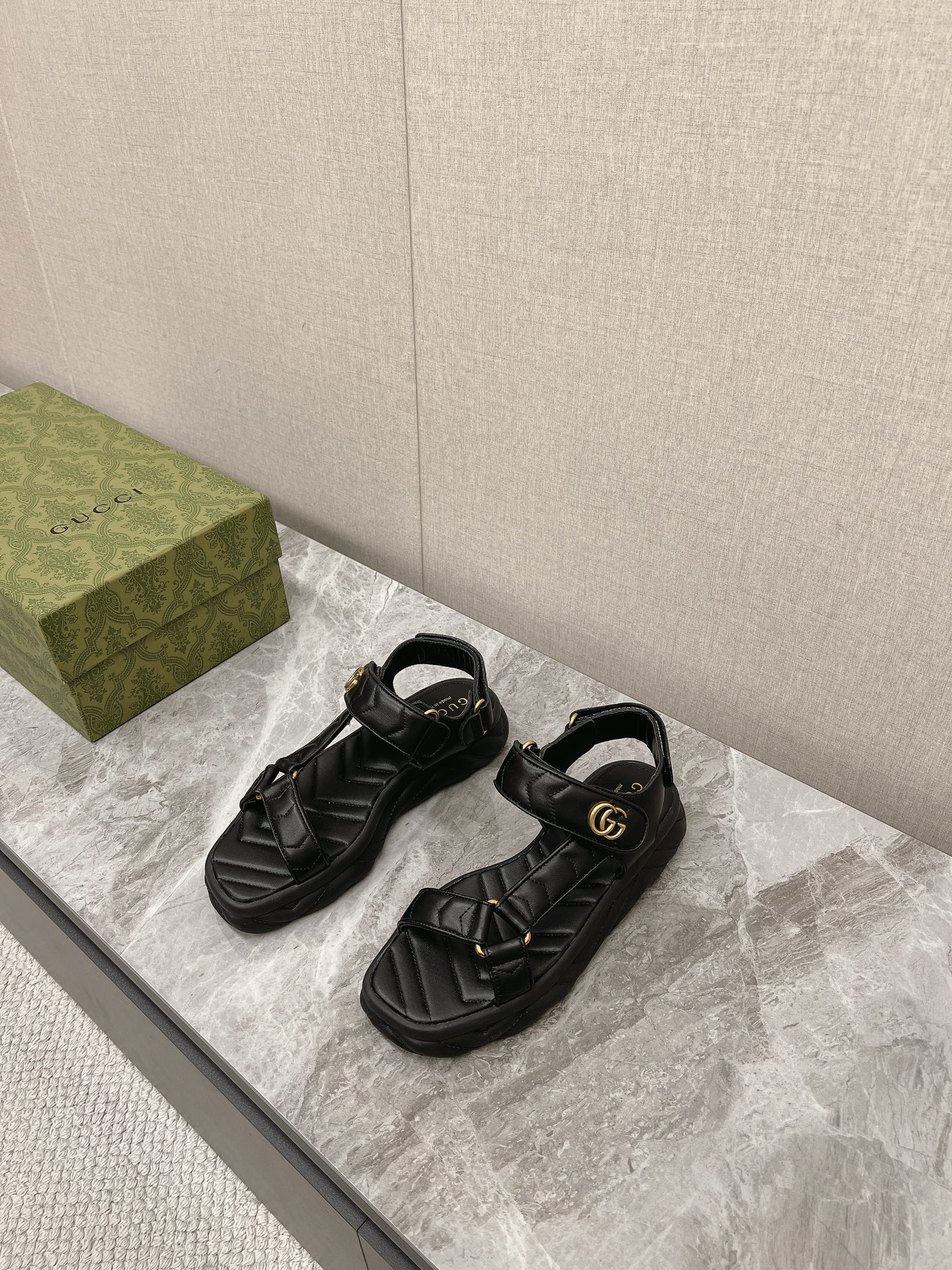 NO:239838,GUCC* Spring and Summer Latest Women's Sandals INS hot-selling original version is available for sale in stock. The original uniform sole private mold is opened. The upper is particularly comfortable with the feet, and the loose mouth and the feet are not comfortable to feel. Upgraded version PU foamed upper sheepskin inner sheepskin exclusive hardware buckle high-end green box full package size35-41, sandals, gucci, sandals, sheepskin19860909GUCC*春夏最新女士凉鞋INS爆款现货发售原版购入开模,原版一致大底私模开版鞋面特别包脚舒适,松口和勒脚都不会有脚感舒适升级版PU发泡大底鞋面羊皮内里羊皮独家五金扣高端绿盒全套包装 size35-41,凉鞋,gucci,sandals,sheepskin,Women's Shoes