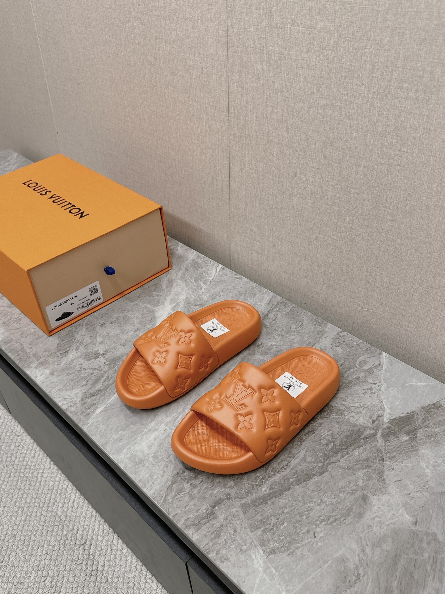 NO:239824,LV/Louis Vuitton counter early spring new style embossed LOGO couple slippers candy color series!  The upper and outsole are both soft tpu material bottom pu material size35-46 large stock, slippers, louis vuitton, louis vuitton, slippers19860909LV/路易威登专柜早春新款 压花LOGO情侣拖鞋糖果色系列！鞋面和大底都是采用柔软tpu材料底床pu材料size35-46 大量现货,拖鞋,louis vuitton,louis vuitton,slippers,Women's Shoes