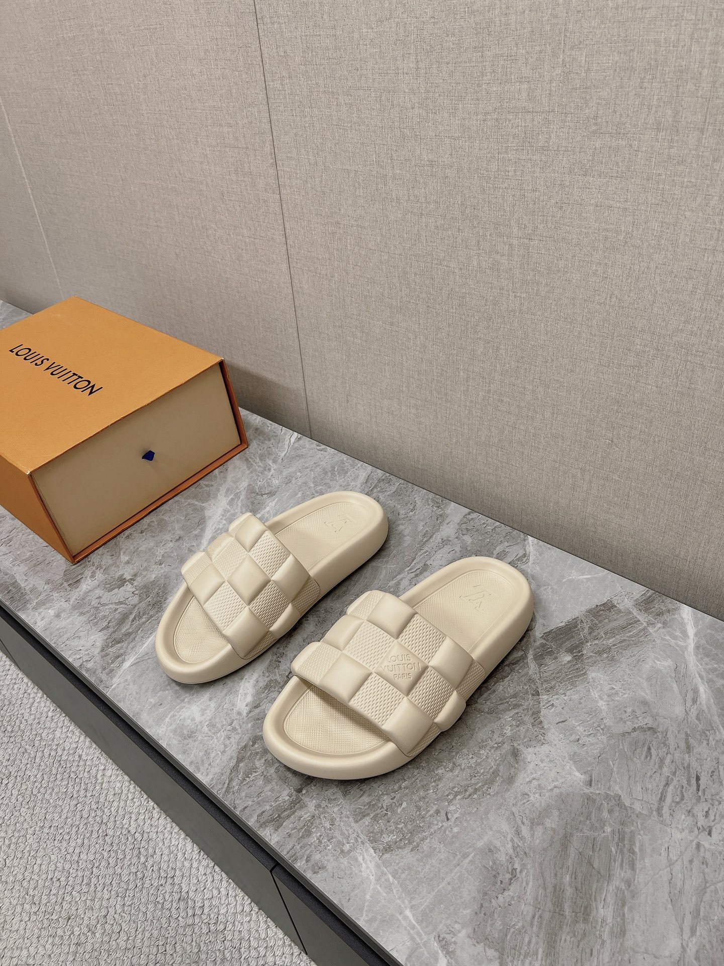 出厂价女鞋工厂       LV/LV✔️专柜早春新款 压花LOGO情侣拖鞋糖果色系列！鞋面和大底都是采用柔软tpu材料✔️底床pu材料 size：35-46 大量现货1