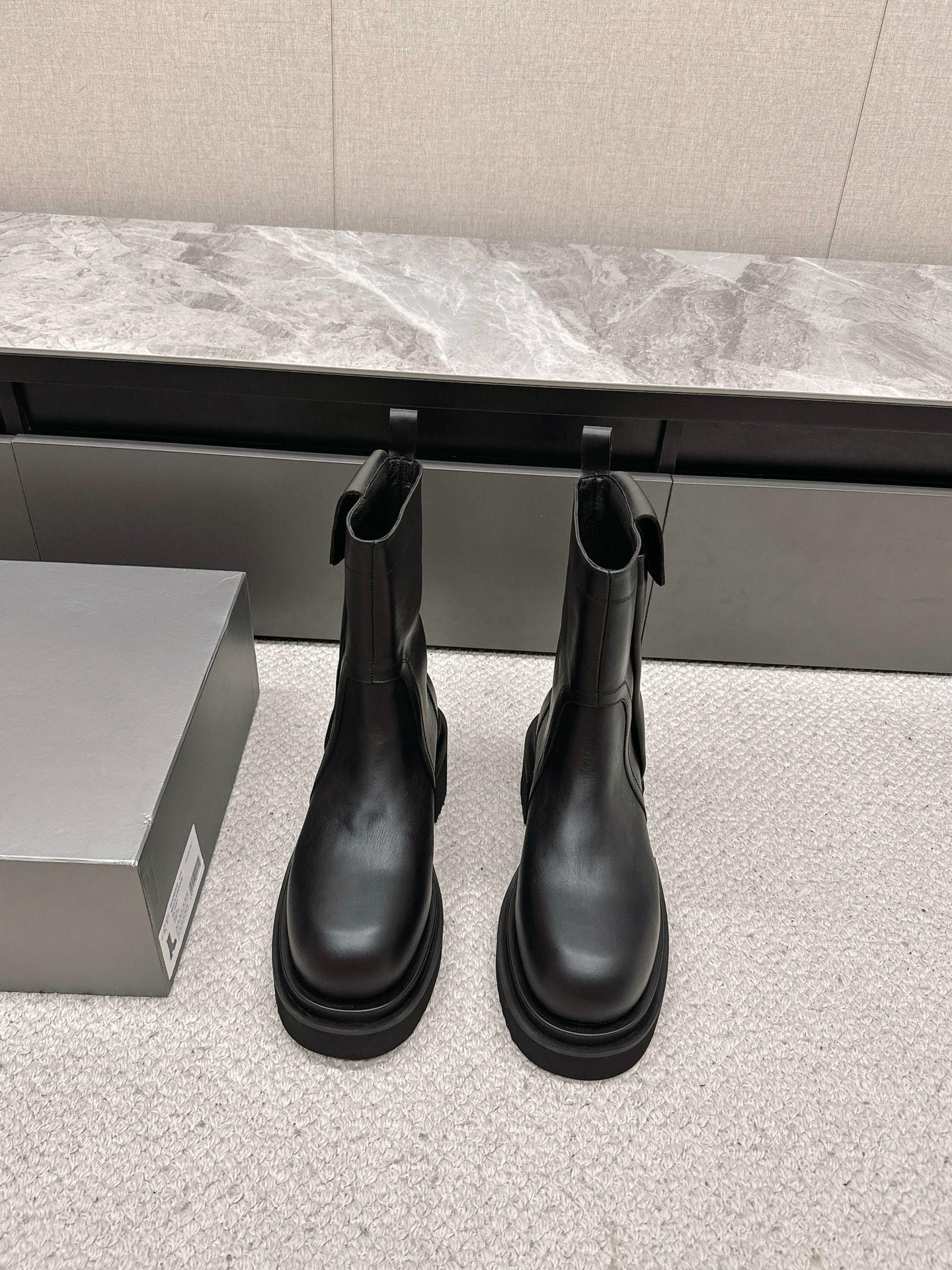 NO:353030,Rick Owens thick sole RO Pocket motorcycle boots series Black waxed cowhide Dark series High-end trend The most worth buying item in the family The texture is amazing The fabric is made of original consistent material divided into first layer cowhide thick sole motorcycle style inner lining cowhide outsole consistent TPU material outsole height 6.5CM upper 10 inches Size; women 35-40 men 39-45 configuration trendy brand packaging, boots, cowhide19860909Rick Owens厚底 RO 欧文斯 口袋 机车靴 系列 黑色打蜡牛皮  暗黑系列 高阶风潮  家族最值得入手的一款单品 质感太绝了 面料选用原版一致材质 分为 头层牛皮 厚底机车风格   内里 牛皮内里 大底 一致TPU材质大底 高度6.5CM 鞋帮10寸 码数；女35-40 男39-45 配置潮牌包装,,boots,cowhide,Men's shoes