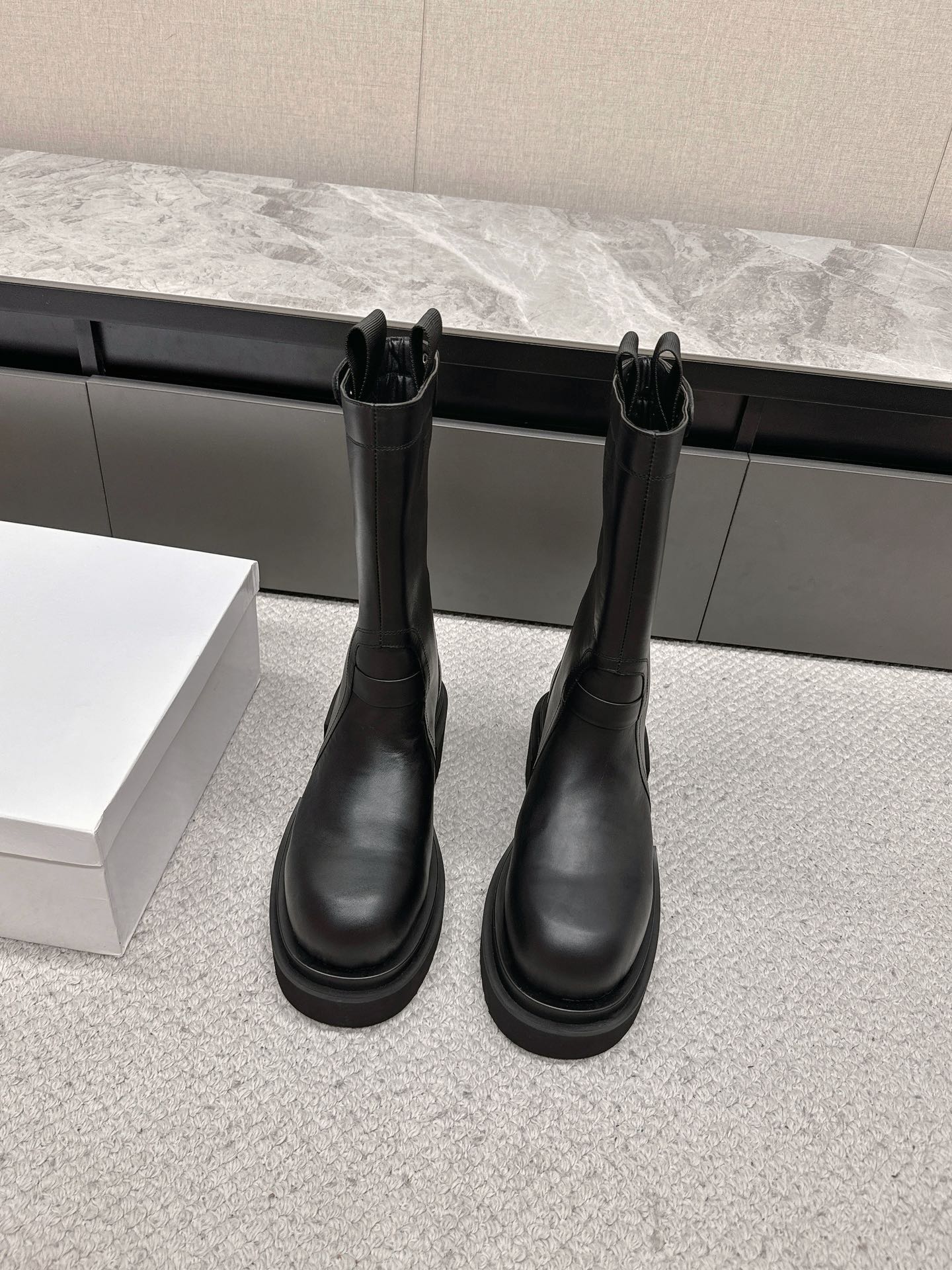 NO:353047,Rick Owens thick sole RO Pocket motorcycle boots series Black waxed cowhide Dark series High-end trend The most worth buying item in the family The texture is amazing The fabric is made of original consistent material, divided into first layer cowhide thick sole motorcycle style inner lining cowhide outsole consistent TPU material outsole height 6.5CM upper 11 inches Size; women 35-40 men 39-45 configuration trendy brand packaging, boots, cowhide19860909Rick Owens厚底 RO 欧文斯 口袋 机车靴 系列 黑色打蜡牛皮  暗黑系列 高阶风潮  家族最值得入手的一款单品 质感太绝了 面料选用原版一致材质 分为 头层牛皮 厚底机车风格   内里 牛皮内里 大底 一致TPU材质大底 高度6.5CM 鞋帮11寸 码数；女35-40 男39-45 配置潮牌包装,,boots,cowhide,Men's shoes