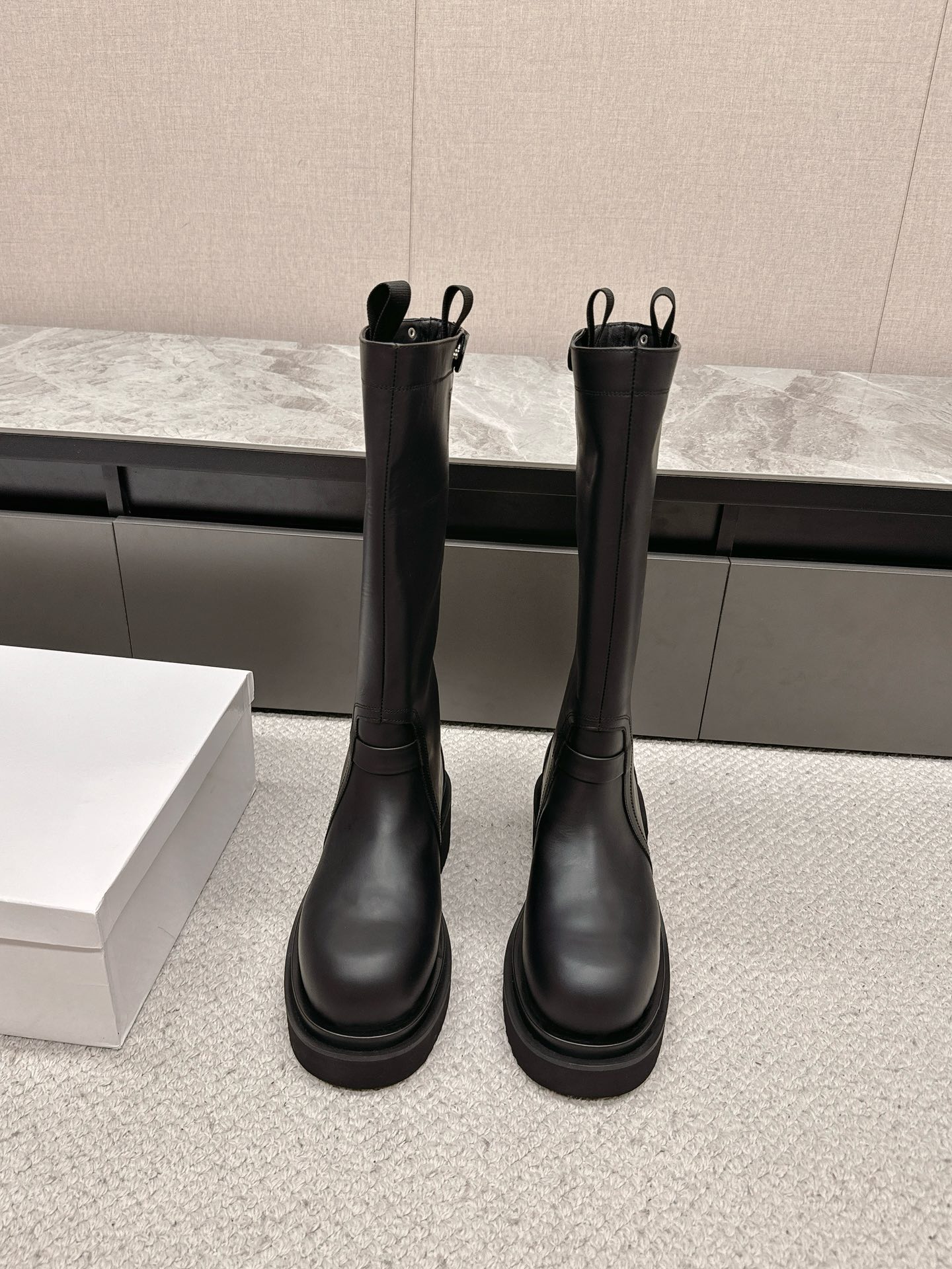 NO:353061,Rick Owens thick sole RO Pocket motorcycle boots series Black waxed cowhide Dark series High-end trend The most worth buying item in the family The texture is amazing The fabric is made of original consistent material divided into first layer cowhide thick sole motorcycle style inner lining cowhide outsole consistent TPU material outsole height 6.5CM upper 15 inches Size; women 35-40 men 39-45 configuration trendy brand packaging, boots, cowhide19860909Rick Owens厚底 RO 欧文斯 口袋 机车靴 系列 黑色打蜡牛皮  暗黑系列 高阶风潮  家族最值得入手的一款单品 质感太绝了 面料选用原版一致材质 分为 头层牛皮 厚底机车风格   内里 牛皮内里 大底 一致TPU材质大底 高度6.5CM 鞋帮15寸 码数；女35-40 男39-45 配置潮牌包装,,boots,cowhide,Men's shoes