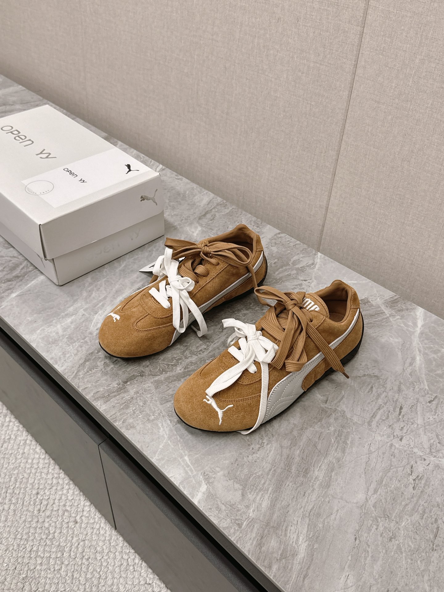 NO:746131,Open yy x Puma co-branded brand new Avanti co-branded sneakers are the perfect fusion of fashion and sports. Authentic products are purchased and developed. The details can be modified from the original version (the authentic ones with leather on the sides are super-transformed from ordinary products in the cowhide market). The co-branding of Fenty and Puma is undoubtedly a passionate collision of fashion and sports. Open yy's fashion vision and Puma's sports tradition are perfectly combined to bring you an unprecedented wearing experience.  Simple and comfortable, whether worn alone or paired with wide-leg pants. Original nubuck leather upper. Exclusive molded outsole. Original complete package. Size 35-40, fendi, sneakers, cowhide19860909Open yy x Puma 彪马 联名款全新Avanti 联名运动鞋时尚与运动的完美融合 正品购入开发 细节可对原版（边上配皮正品是牛皮市场普通货做的超迁）Fenty 与彪马的联名无疑是一次时尚与运动的激情碰撞 将 Open yy 的时尚视野与彪马的运动传统完美结合 为您带来前所未有的穿着体验 简单舒服,无论是单穿还是搭配阔腿裤 鞋面原版磨砂皮 独家开模大底 原版全套包装 码数35-40,,fendi,sneakers,cowhide,Men's shoes