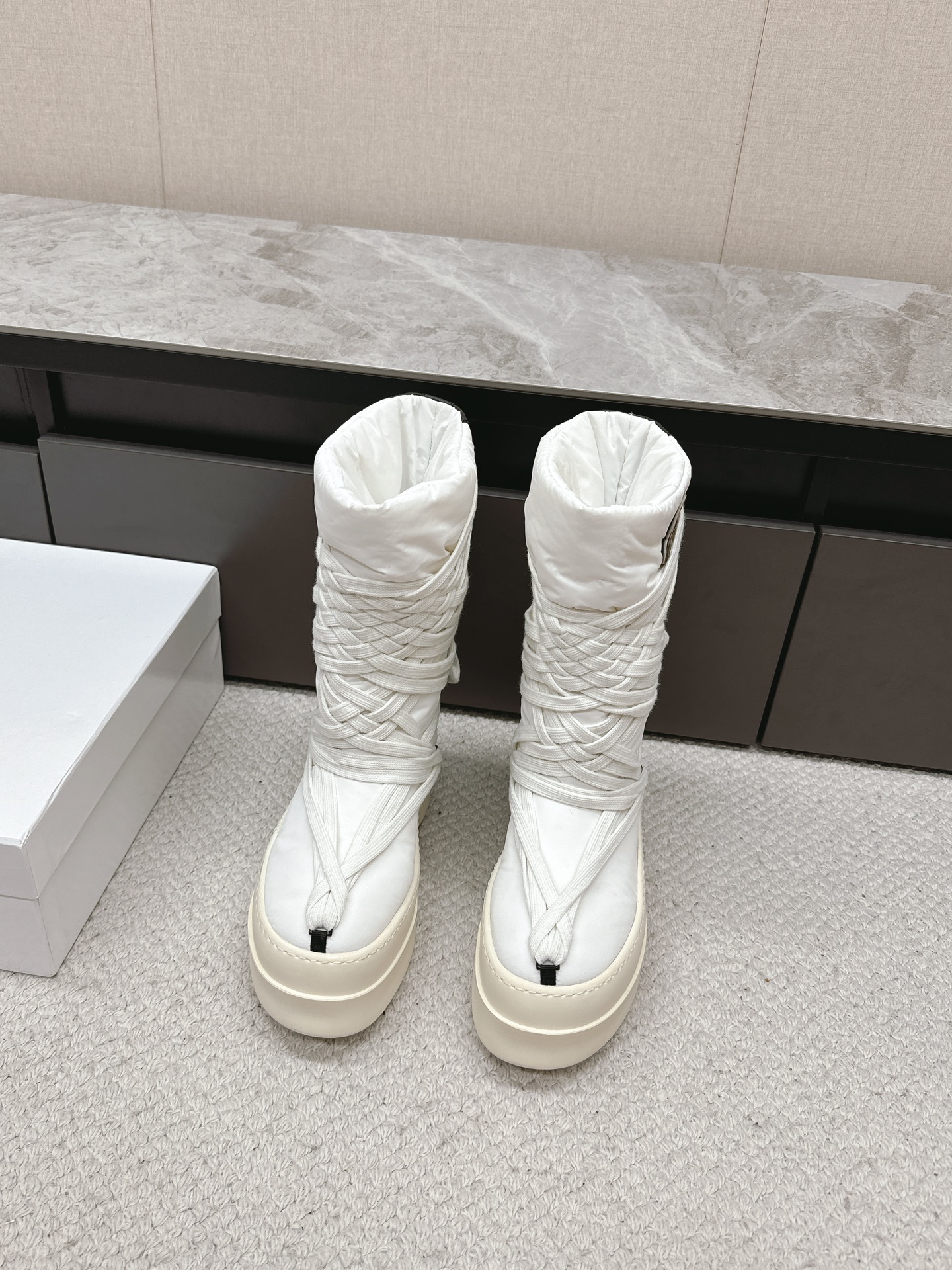 NO:353012,RO Owens Rickowens Main line, shoelace cross-snow boots, imported fabric material, and needlework spacing are ultimately restored!  The texture is delicate and invincible, and the touch of luxury goods!  Outsole rubber sole pu foot bed down cotton jacket sheepskin footbed. New shoes king in the second half of the year, diverse outfits and trendy styles. Size women 35-40 men 39-44,,boots,down jacket,sheepskin19860909RO欧文斯Rickowens 主线 鞋带交叉雪地靴 进口布面材质,和针车间距都是极致还原！ 质感细腻无敌,奢侈品的触感！大底橡胶大底pu脚床内里羽绒棉服羊皮垫脚 下半年冬天新进鞋王,多样性穿搭潮流爆款. 尺码女35-40 男39-44,,boots,down jacket,sheepskin,Men's shoes