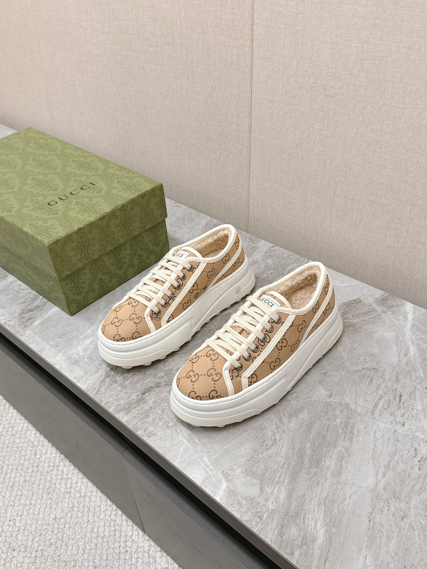 NO:593015,Top version GUCCⅠ Gucci Autumn and Winter Sneakers This eye-catching piece draws creative inspiration from the world of tennis. This sneaker is made of classic GG canvas in tonal beige and ebony colors. The thick sole and contrasting fabric piping reveal a modern aesthetic. Upper: Classic GG canvas Lining: Imported wool lining Outsole: Original 1:1 mold, interlocking double G rubber outsole Size: Women 35-40  Male 39-44 (Female 41 Male 45, customized, non-returnable), casual shoes/sports shoes, gucci, gucci, sneakers19860909顶级版本 GUCCⅠ 古驰秋冬毛鞋 这件亮眼吸睛的单品从网球世界中汲取创作灵感.这款运动鞋采用同色调米色和乌木色经典GG帆布制成,厚实鞋底和撞色织物滚边流露现代美感. 鞋面:经典GG帆布 内里:进口羊毛里 大底:原版1:1开模,互扣式双G橡胶大底 码数:女35-40 男39-44（女41男45 定制 不退换）,休闲鞋/运动鞋,gucci,gucci,sneakers,Women's Shoes