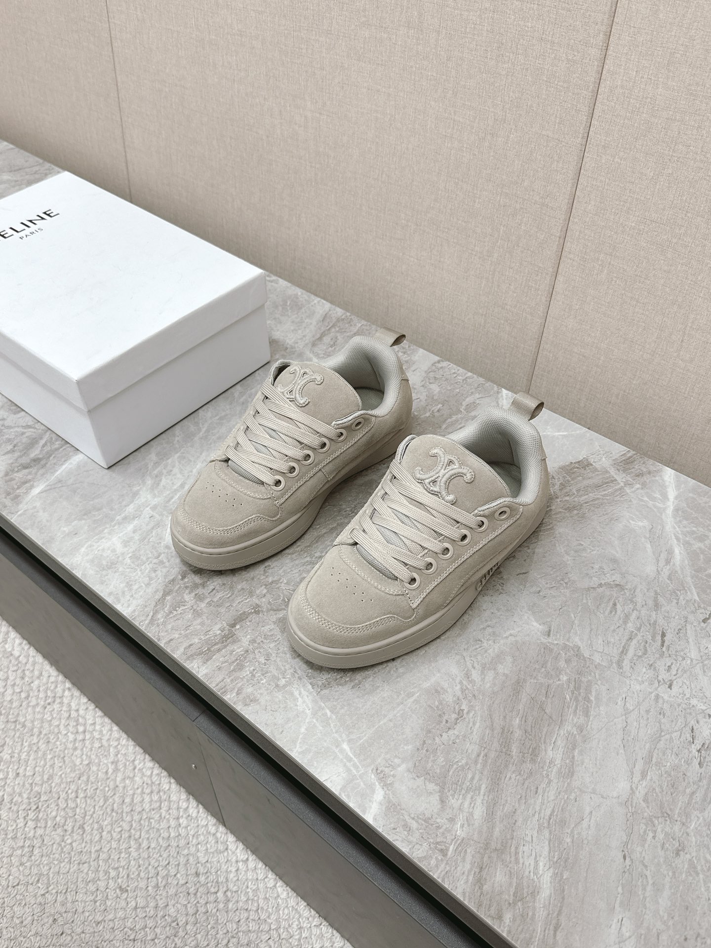 NO:174297,Men's clothing 10 CELINE Silin's latest spring and summer catwalk couple's bread shoes. This season's sports and casual shoes are refreshing, from the splicing of the contour partitions of the last, the brand LOGO is echoed by the front and rear, the edges of the sole are obviously decorated with Celine letters, all of which show the brand elements, the upper is high-gloss silk velvet, TPU private model outsole sizes for women 35-41, men 33-45 (female 41, men 45 custom-made, no return or exchange), casual shoes/sports shoes, celine, sneakers19860909男装10 CELINE思琳最新春夏走秀款情侣面包鞋 这一季运动休闲鞋无论从楦型的轮廓隔板的拼接都让人耳目一新、前后品牌LOGO相呼应、大底边位明显Celine字母点缀、无不彰显品牌元素、鞋面高光丝牛绒、TPU私模大底 码数女35-41 男33-45（女41男45定做不退换）,休闲鞋/运动鞋,celine,sneakers,Women's Shoes