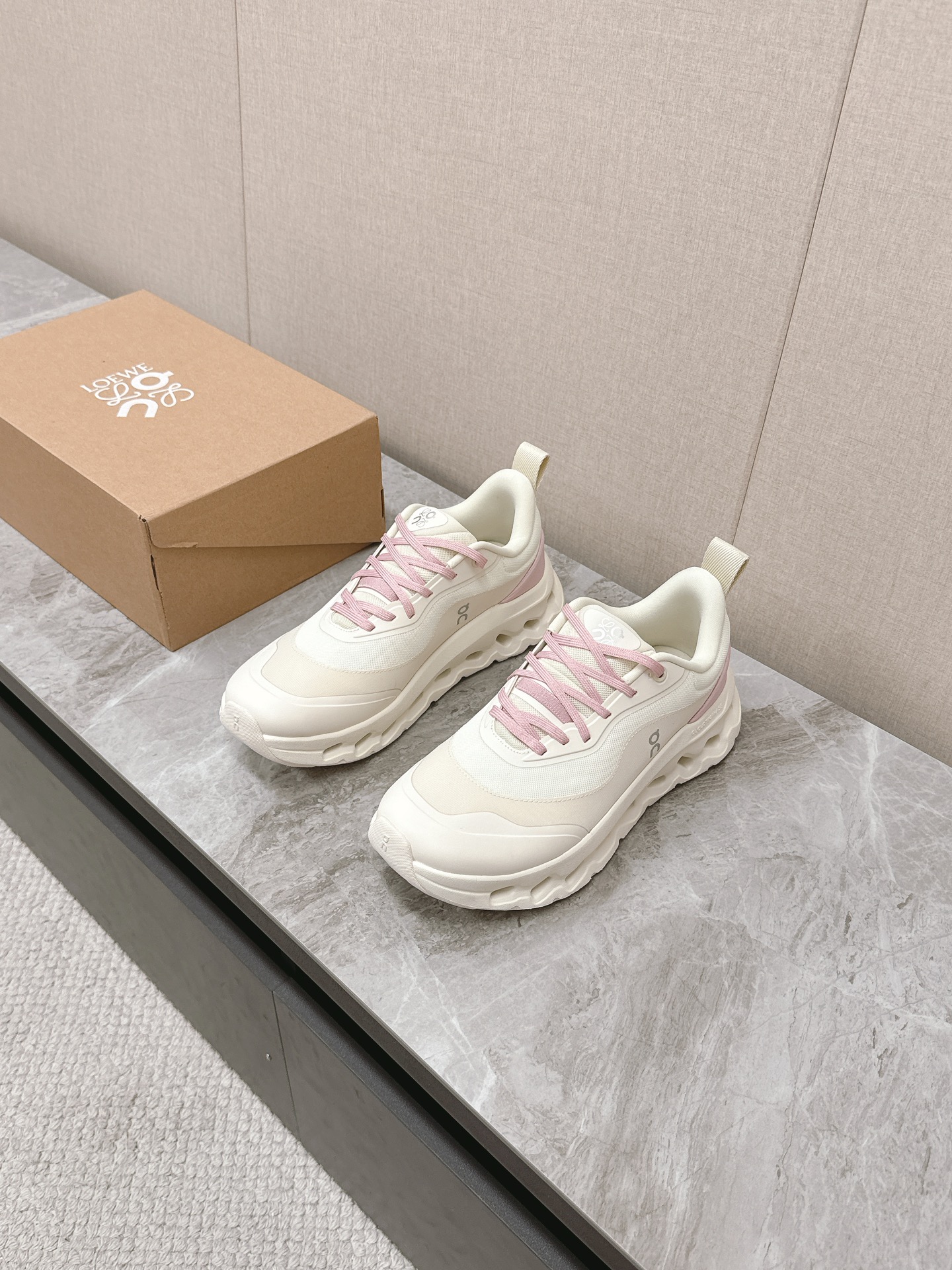 NO:174285,Guangzhou Loewe x on cioudtilt 2.0 running shoes couples Loewe xon Anpao new collaboration series Fashion, the brand and Swiss high-performance sports brand On create this series of works are designed for urban and outdoor life, fully demonstrating the technological quality that contains sustainable concepts. Made of recycled polyester fiber and mesh cloth, it uses exclusive rubber sole, and the shoe side is printed with loewe classic logo, decorated with full coverage seam details. This cooperation combines on the professional technology of Onapo and loewe's exquisite craftsmanship, and is used in the production and design, specially designed for urban life and outdoor sports. Size 35-40 Men 39-44, casual shoes/sports shoes, loewe, loewe, sneakers19860909广州 Loewe罗意威 x on cioudtilt2.0跑鞋情侣款 罗意威 xon 昂跑全新合作系列 时尚,品牌与瑞士高性能运动品牌on携手打造的此系列作品专为城市与户外生活而设,充分彰显蕴含可持续理念的科技品质.由再生聚酯纤维和网眼布制成,采用独家橡胶鞋底,鞋侧印有loewe罗意威经典logo,饰有全覆盖贴缝细节.此次合作,将on昂跑专业技术和loewe罗意威的精湛工艺结合,运用在的制作和设计中,专为城市生活和户外运动打造.码数35-40 男39-44,休闲鞋/运动鞋,loewe,loewe,sneakers,Women's Shoes